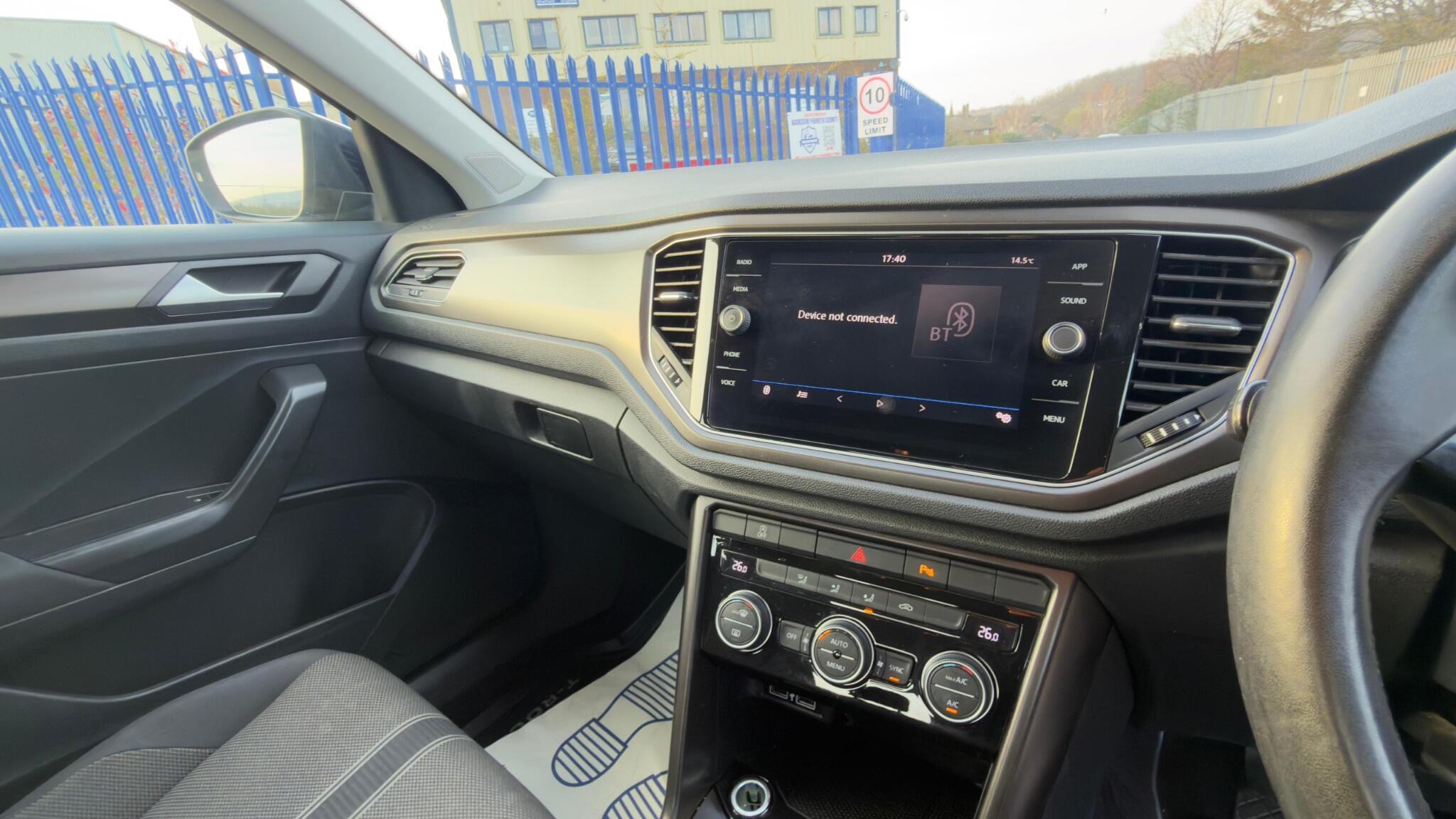 Volkswagen T-Roc - Image 24