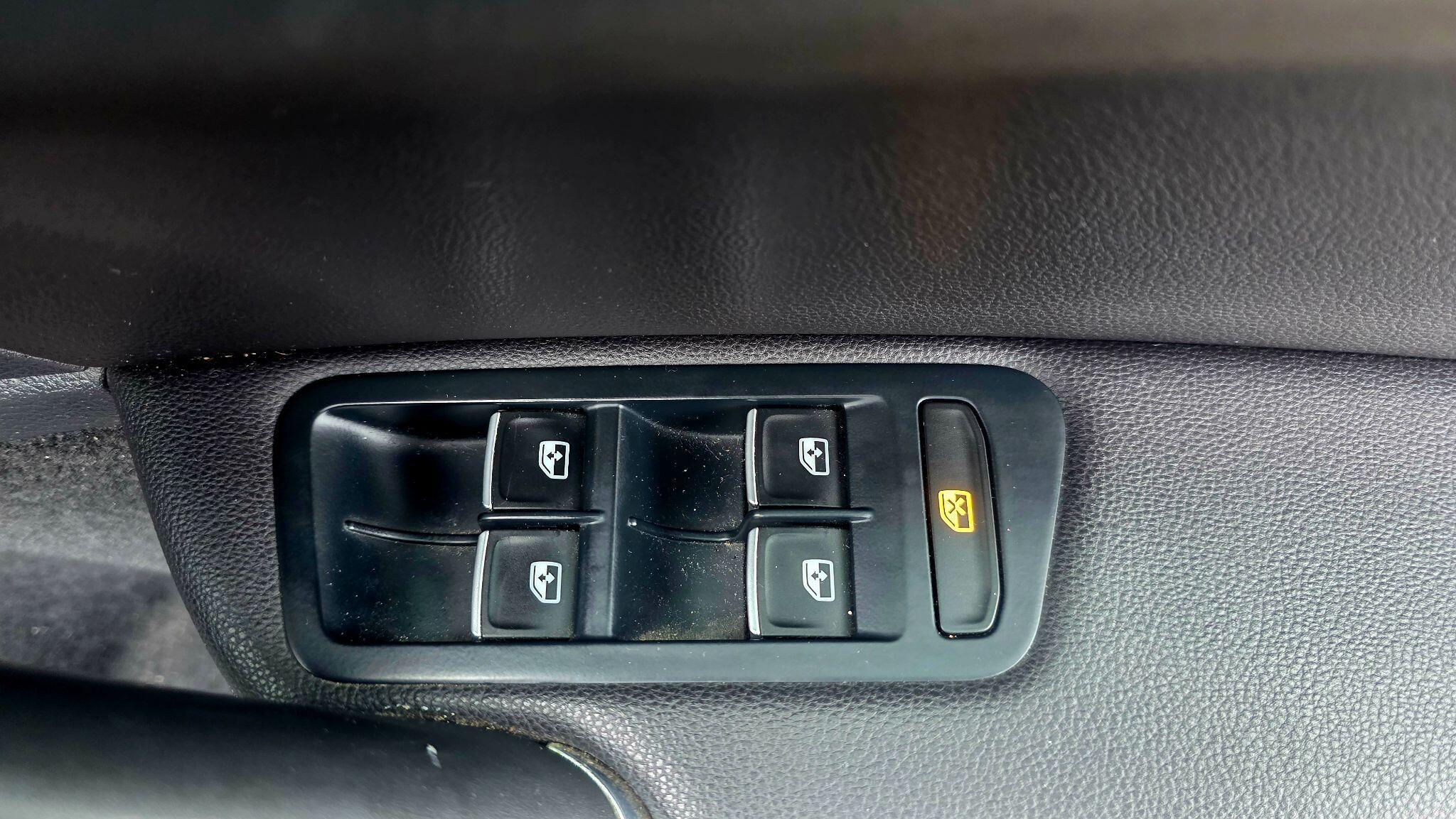 Volkswagen Golf - Image 23