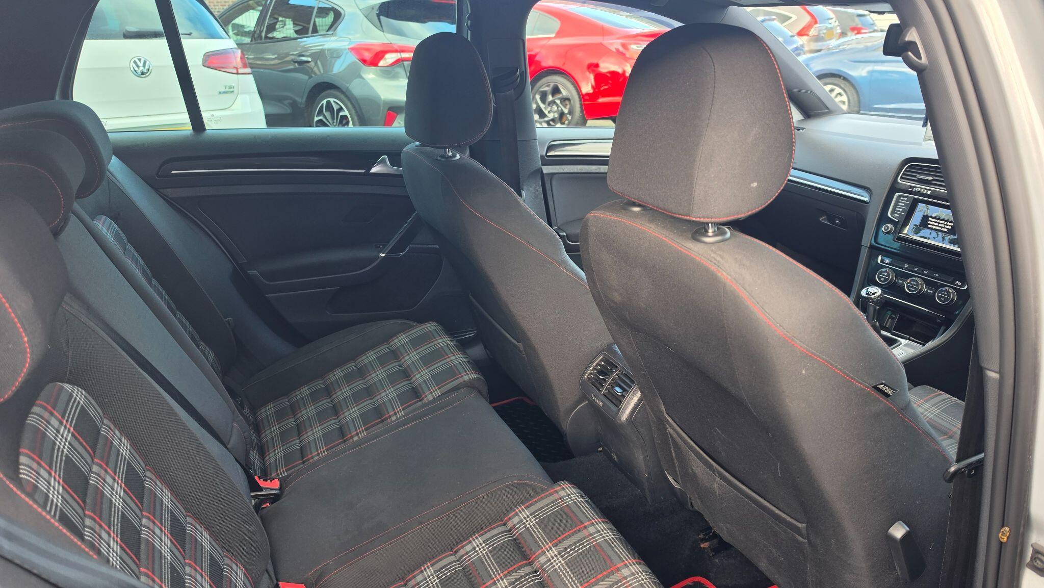 Volkswagen Golf - Image 17