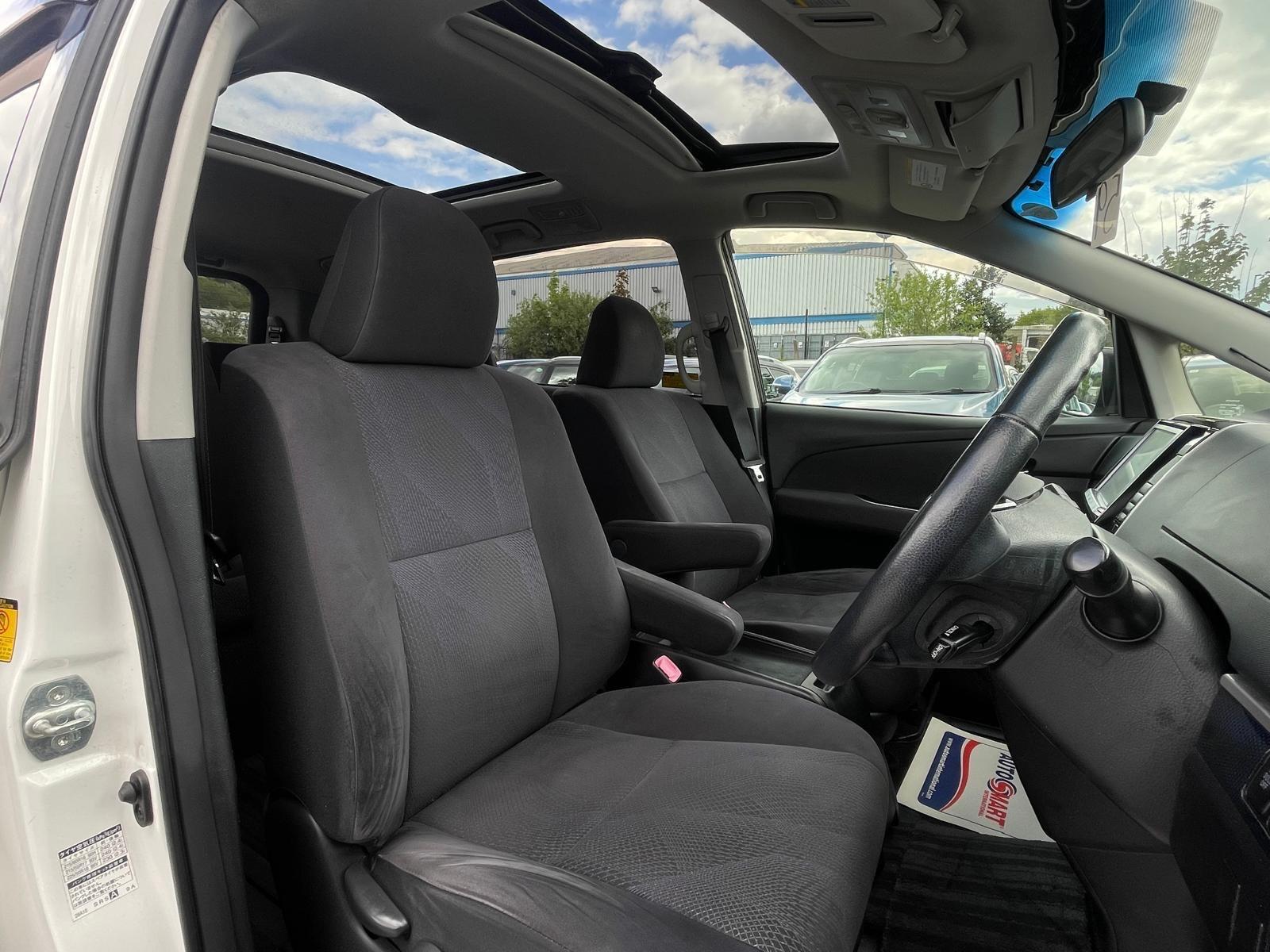 Toyota Estima Aeras G - Image 18