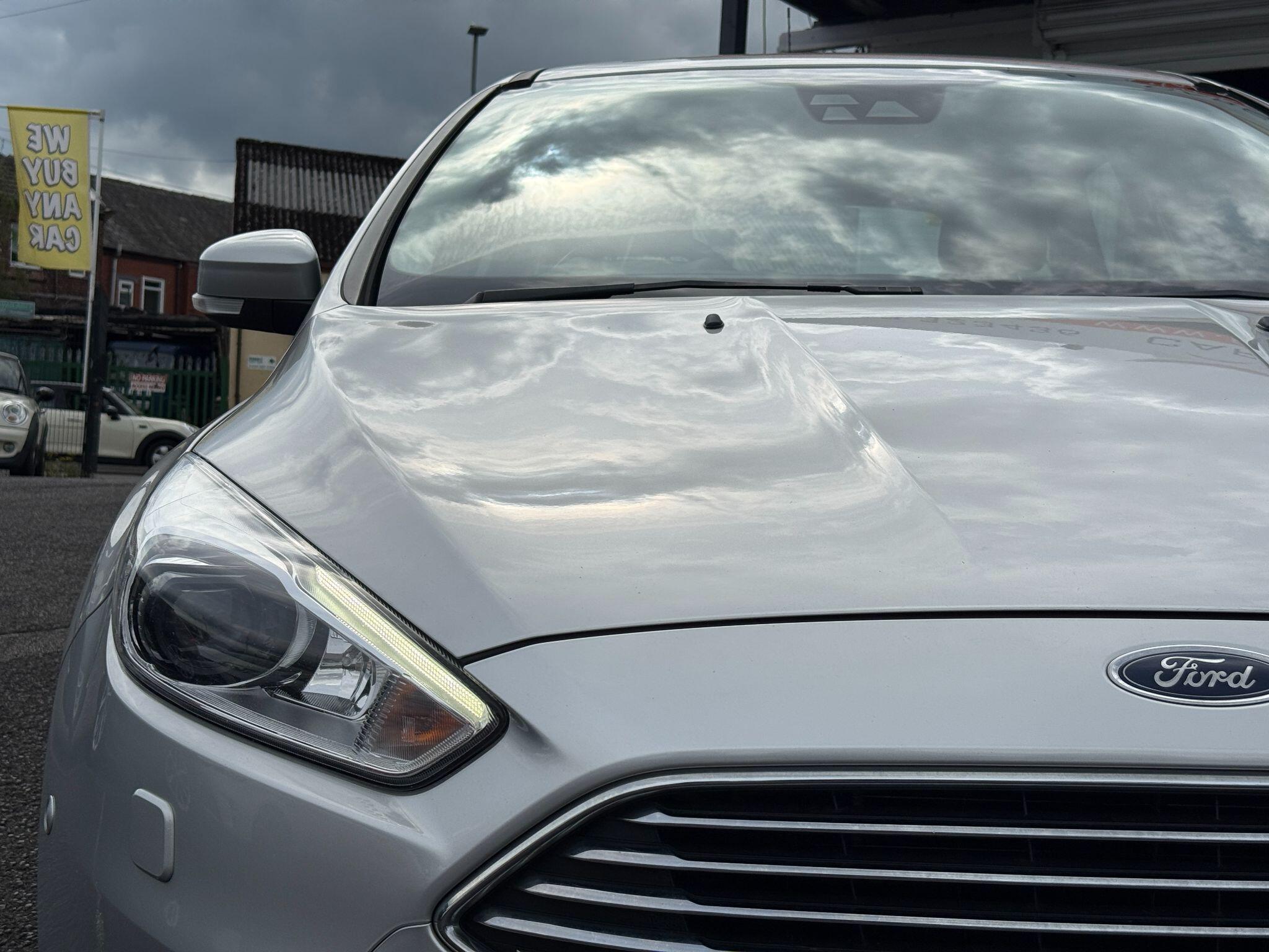 Ford Focus - Image 12