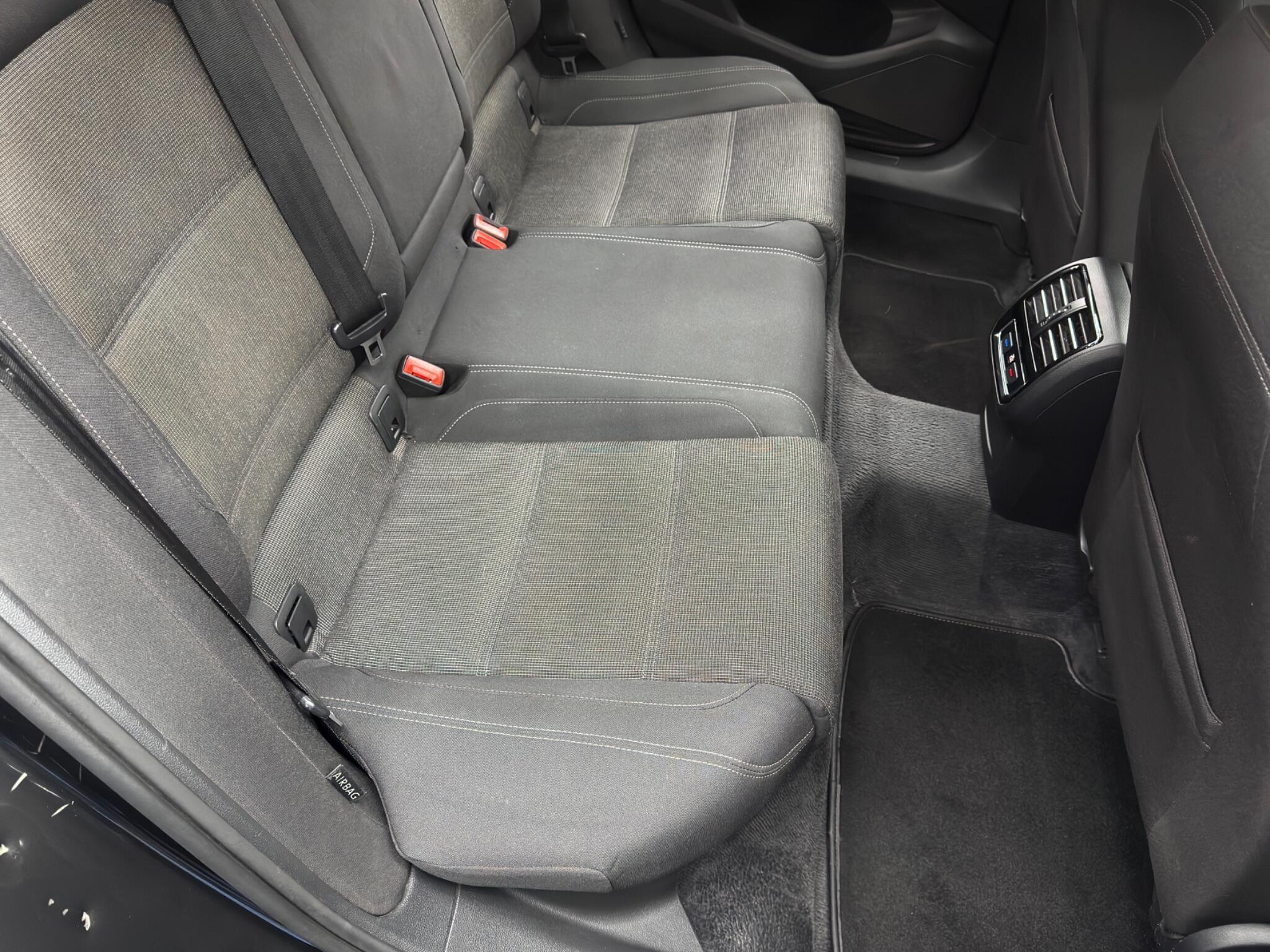 Volkswagen Passat - Image 16