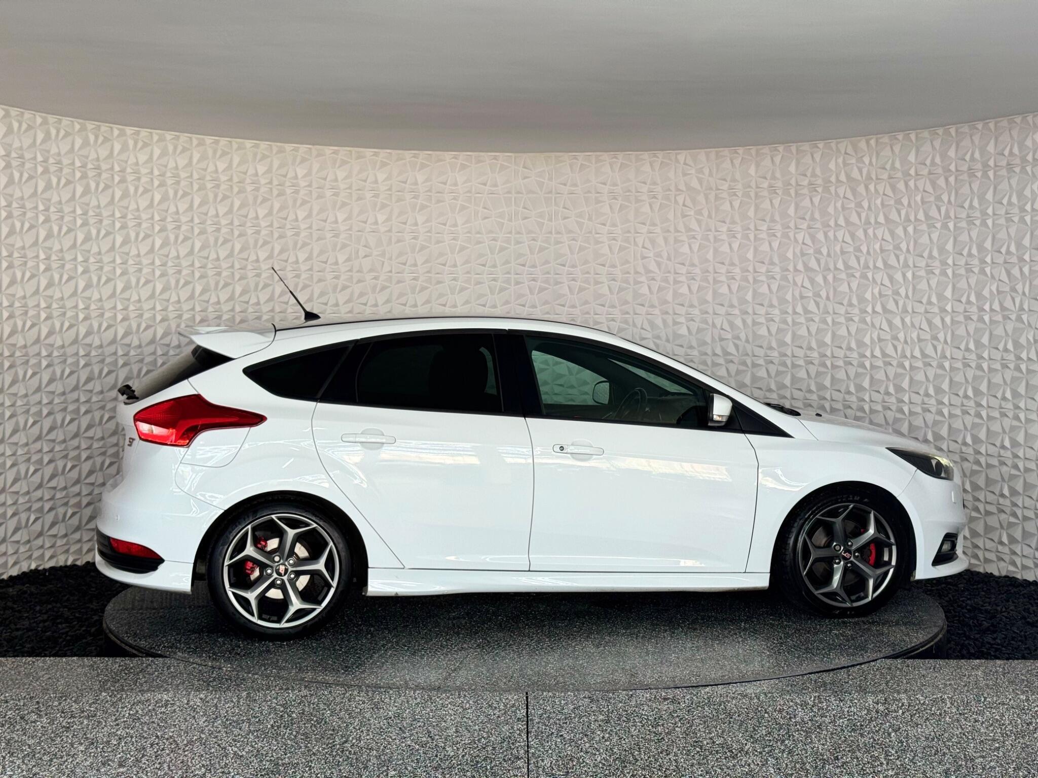 Ford Focus - Image 11