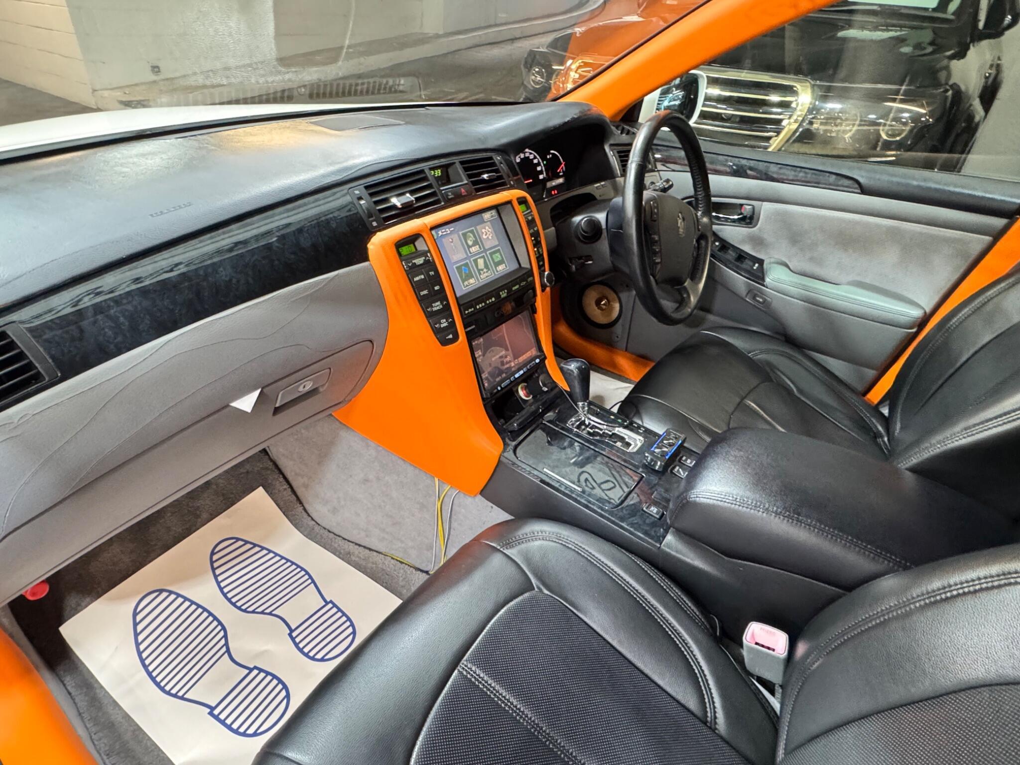 Toyota CROWN - Image 9