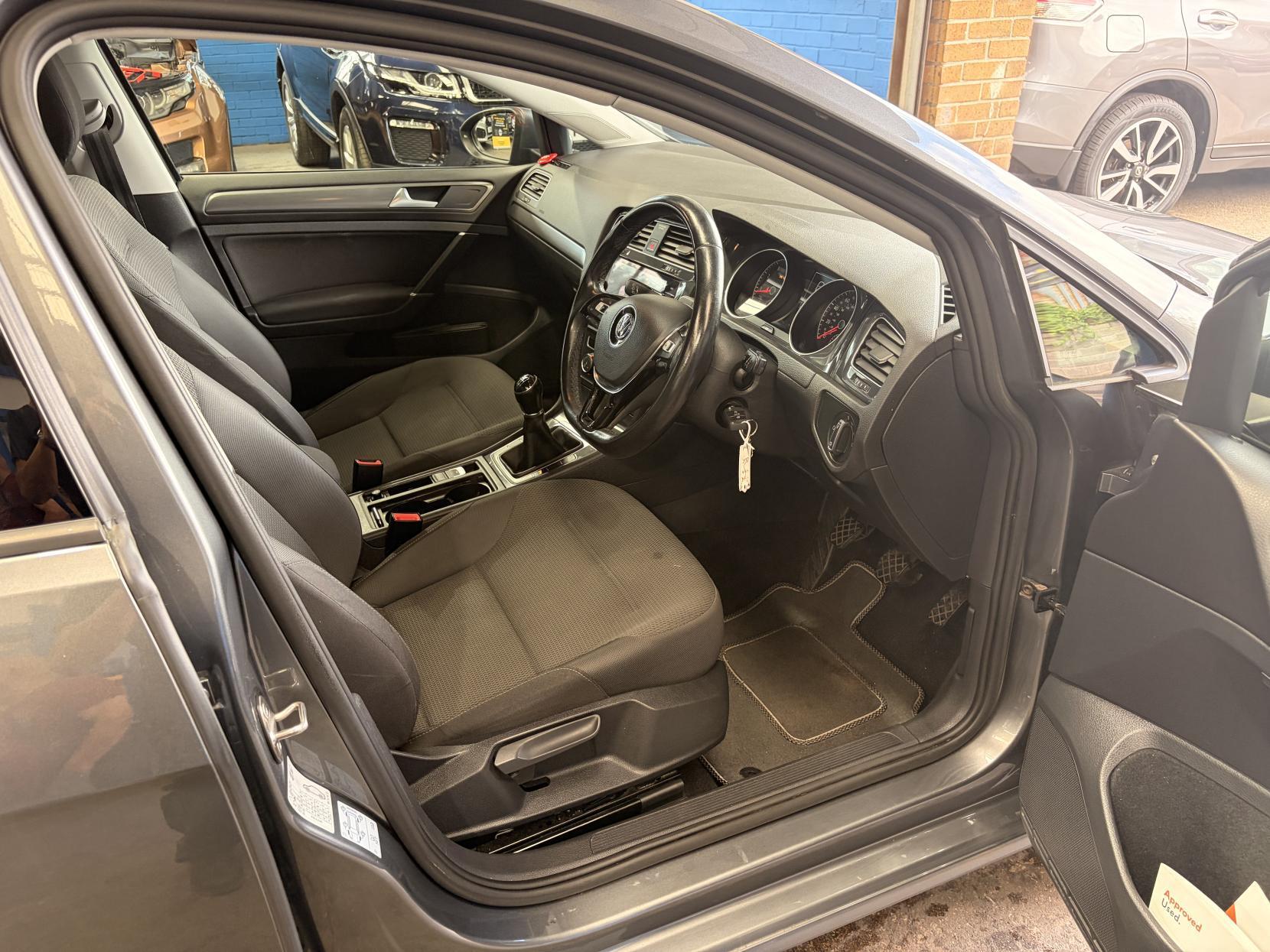 Volkswagen Golf - Image 17