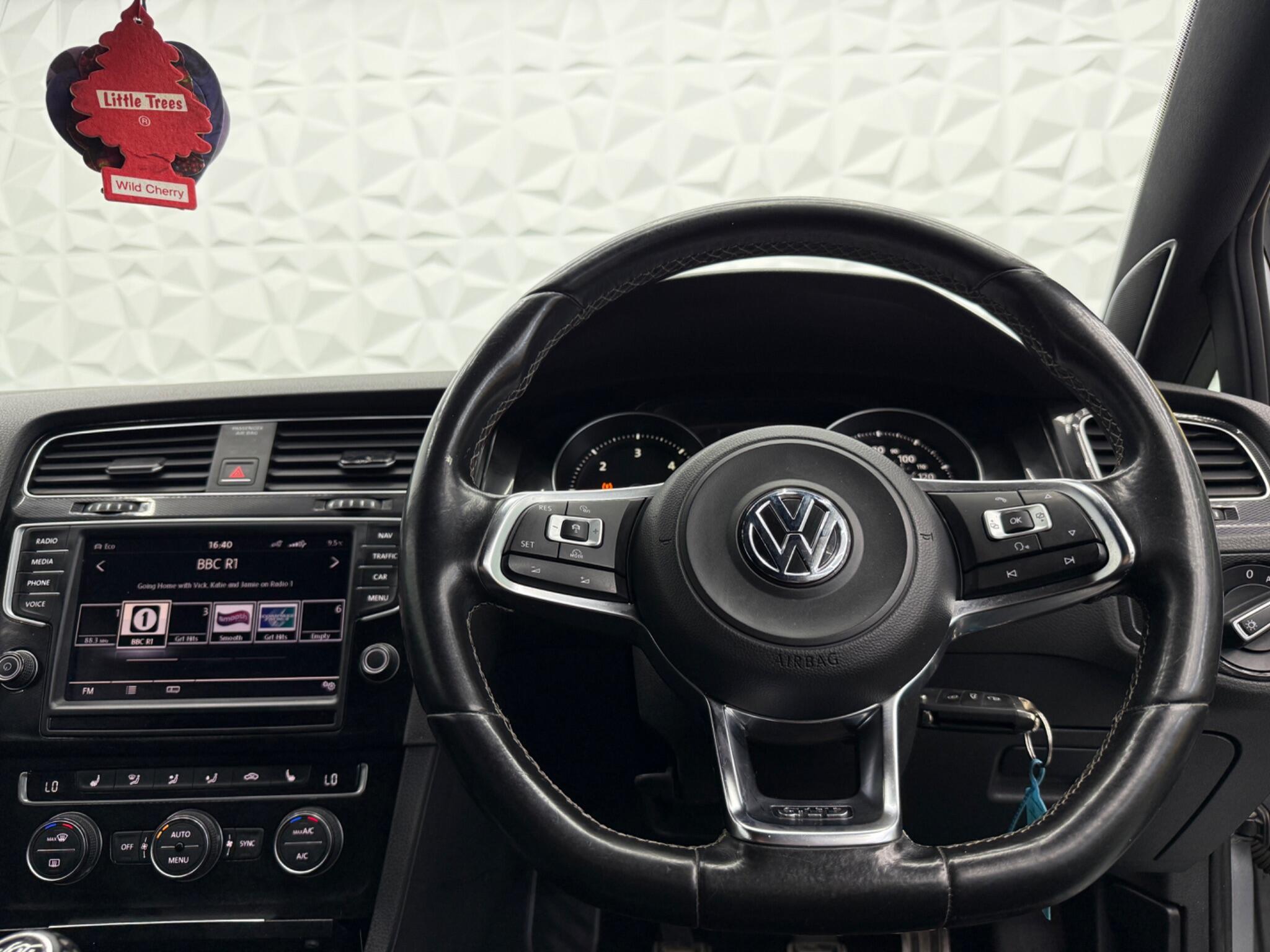 Volkswagen Golf - Image 23