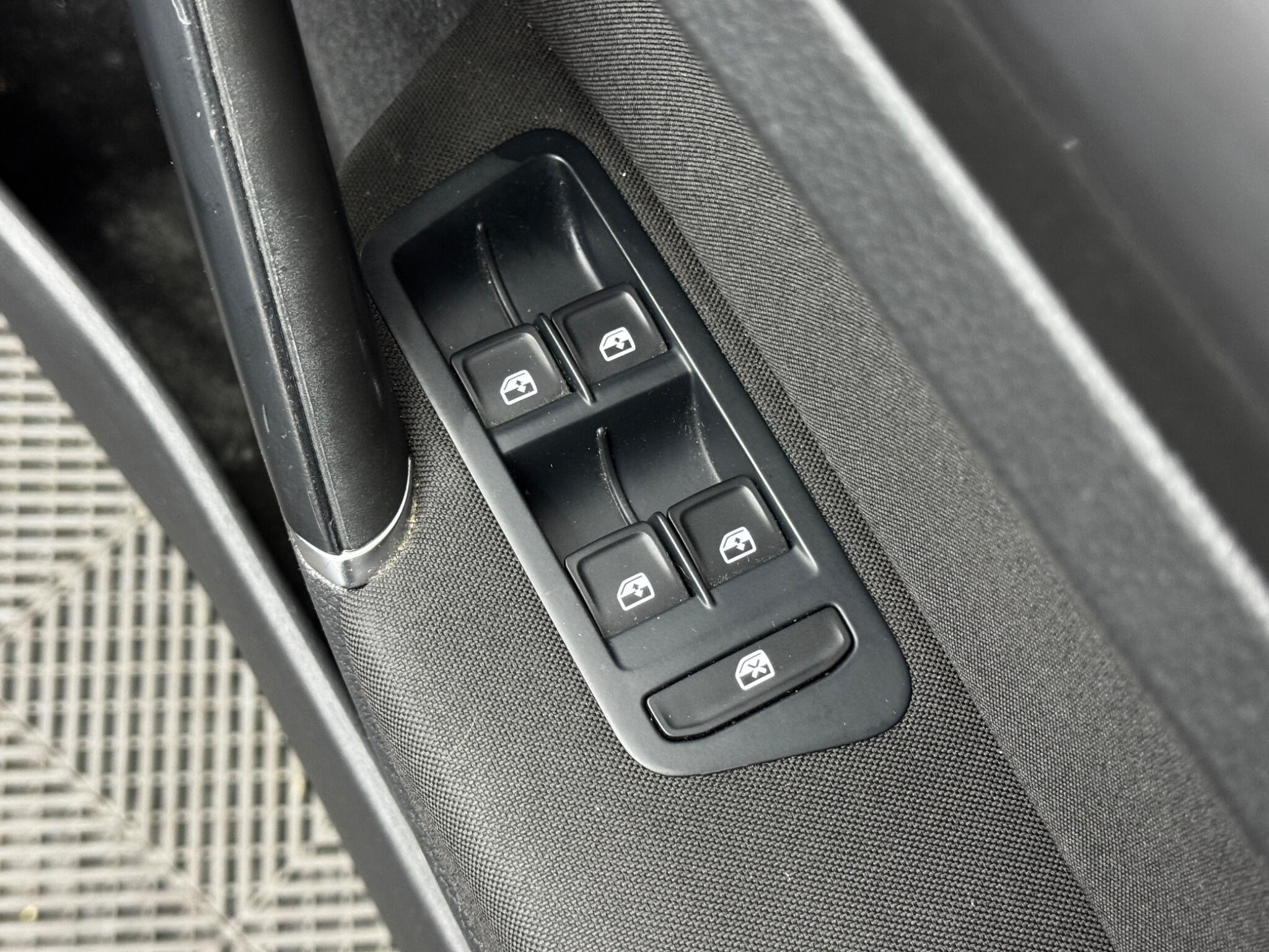 Volkswagen Golf - Image 38