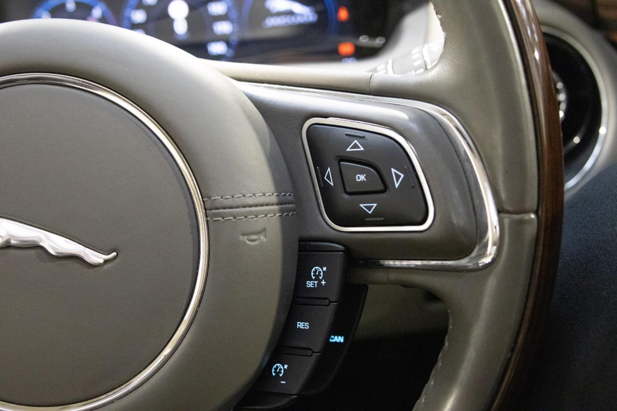 Jaguar XJ - Image 42