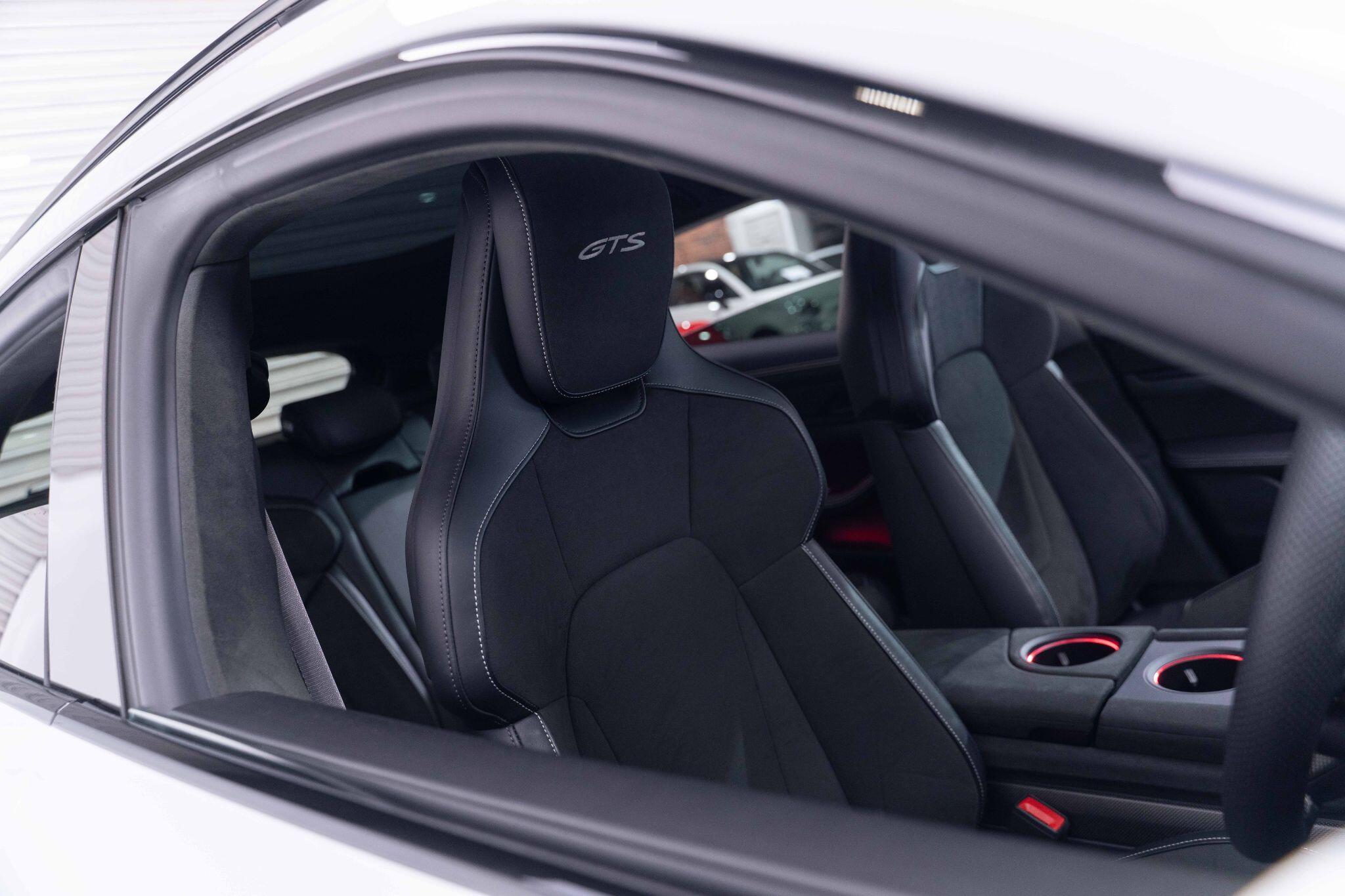 Porsche Taycan - Image 27