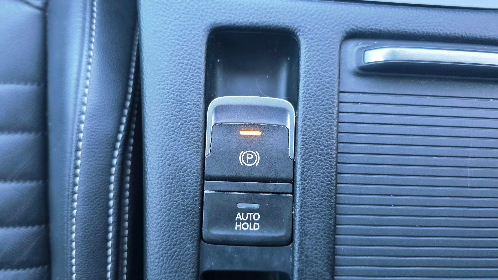 Volkswagen Passat - Image 30