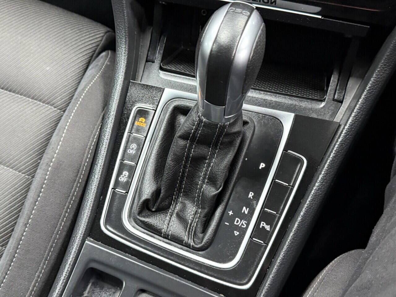 Volkswagen Golf - Image 22