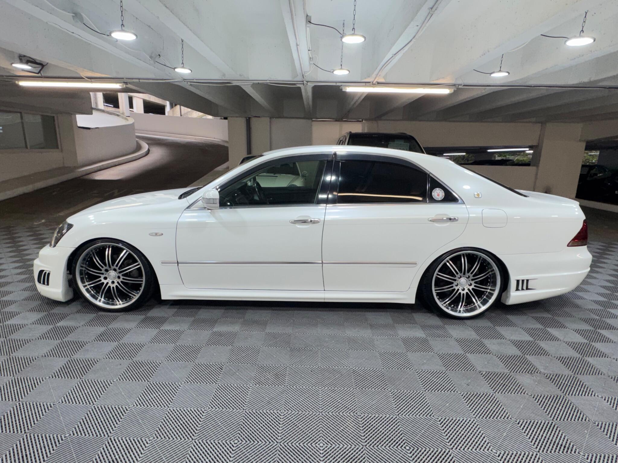 Toyota CROWN - Image 3