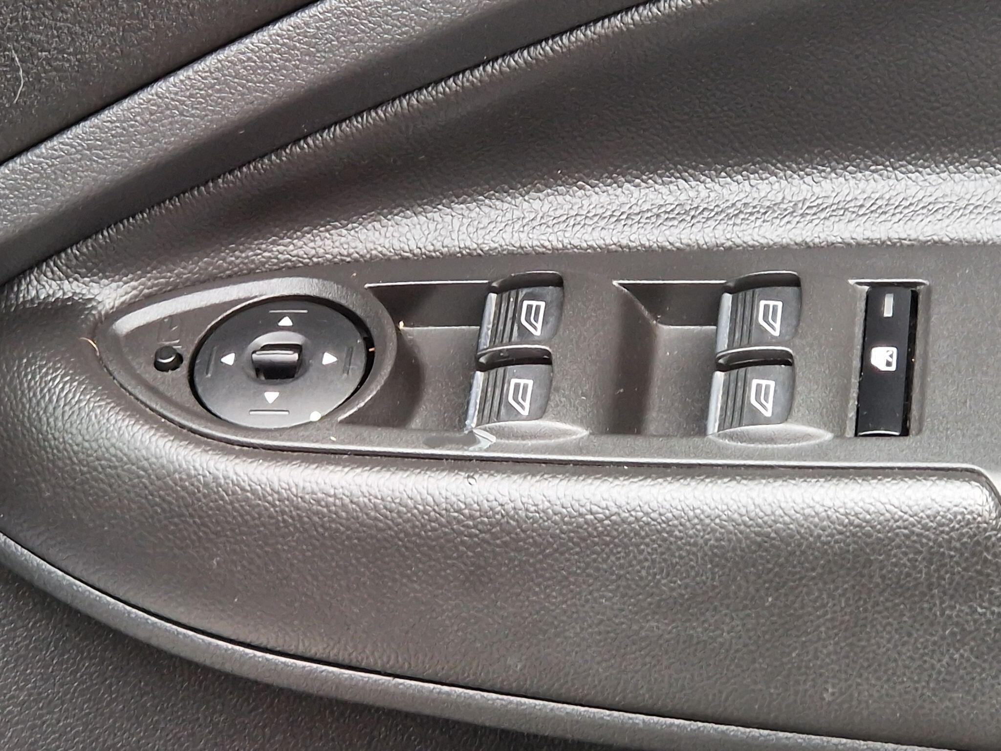 Ford Kuga - Image 31