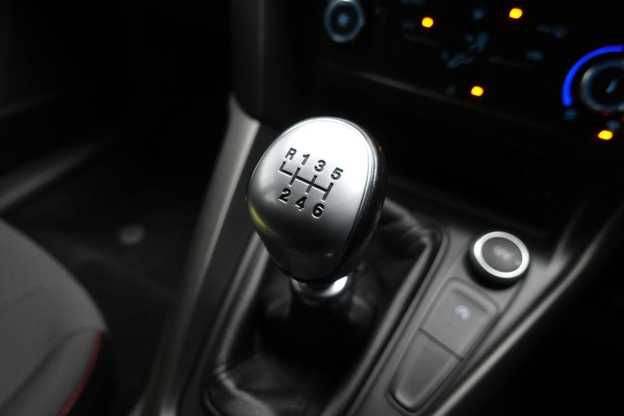 Ford Focus - Image 39