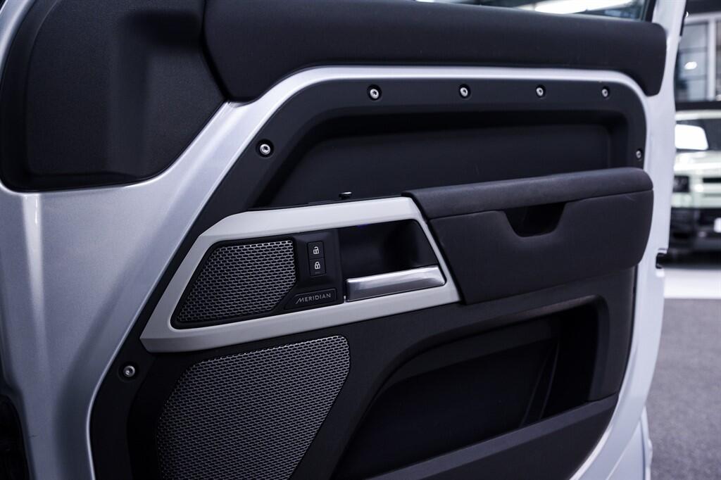 Land Rover Defender 110 - Image 28