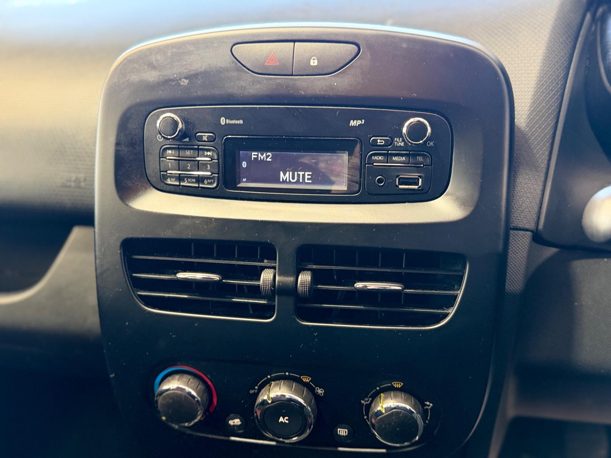 Renault Clio - Image 22