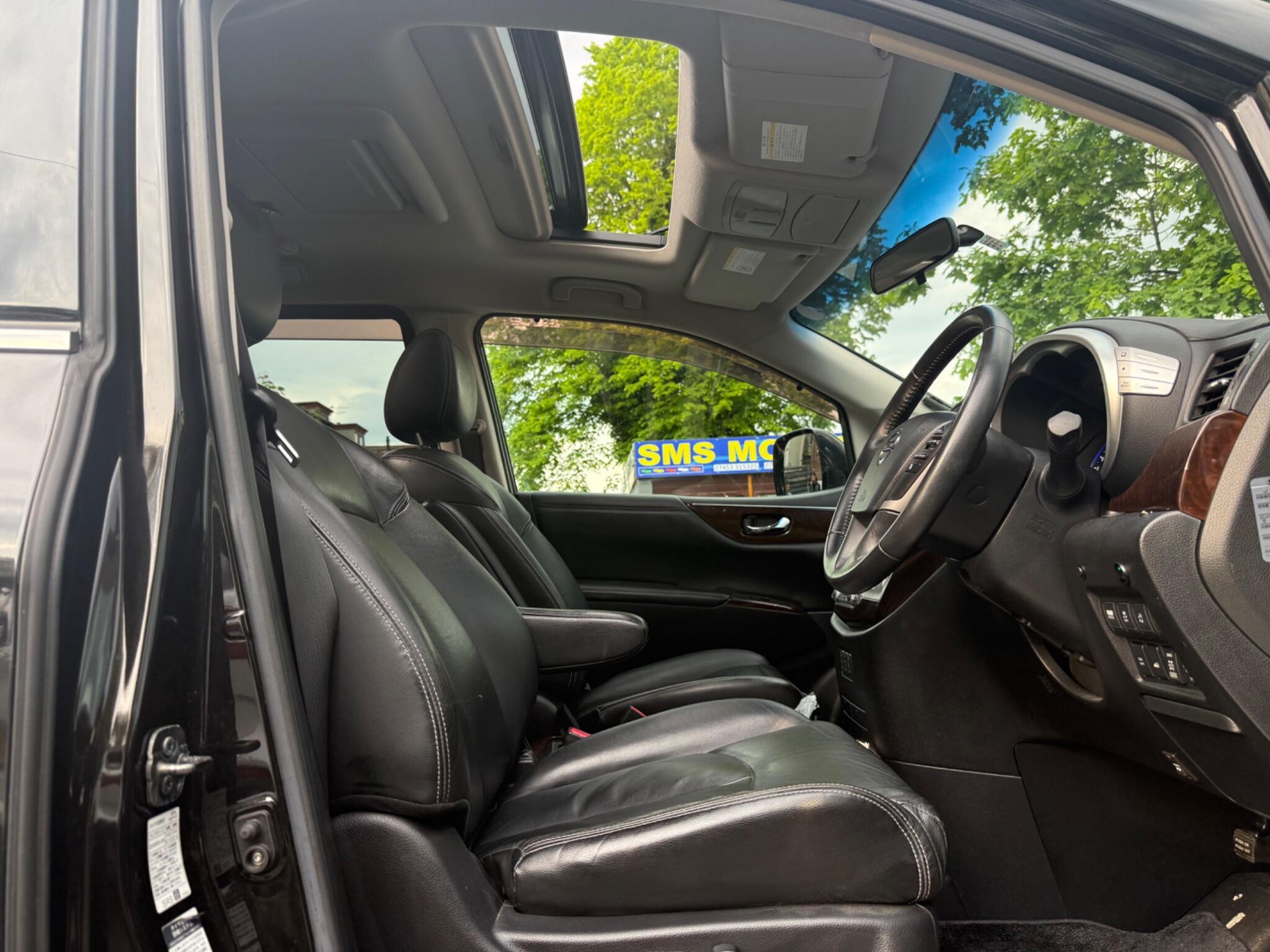 Nissan Elgrand - Image 25