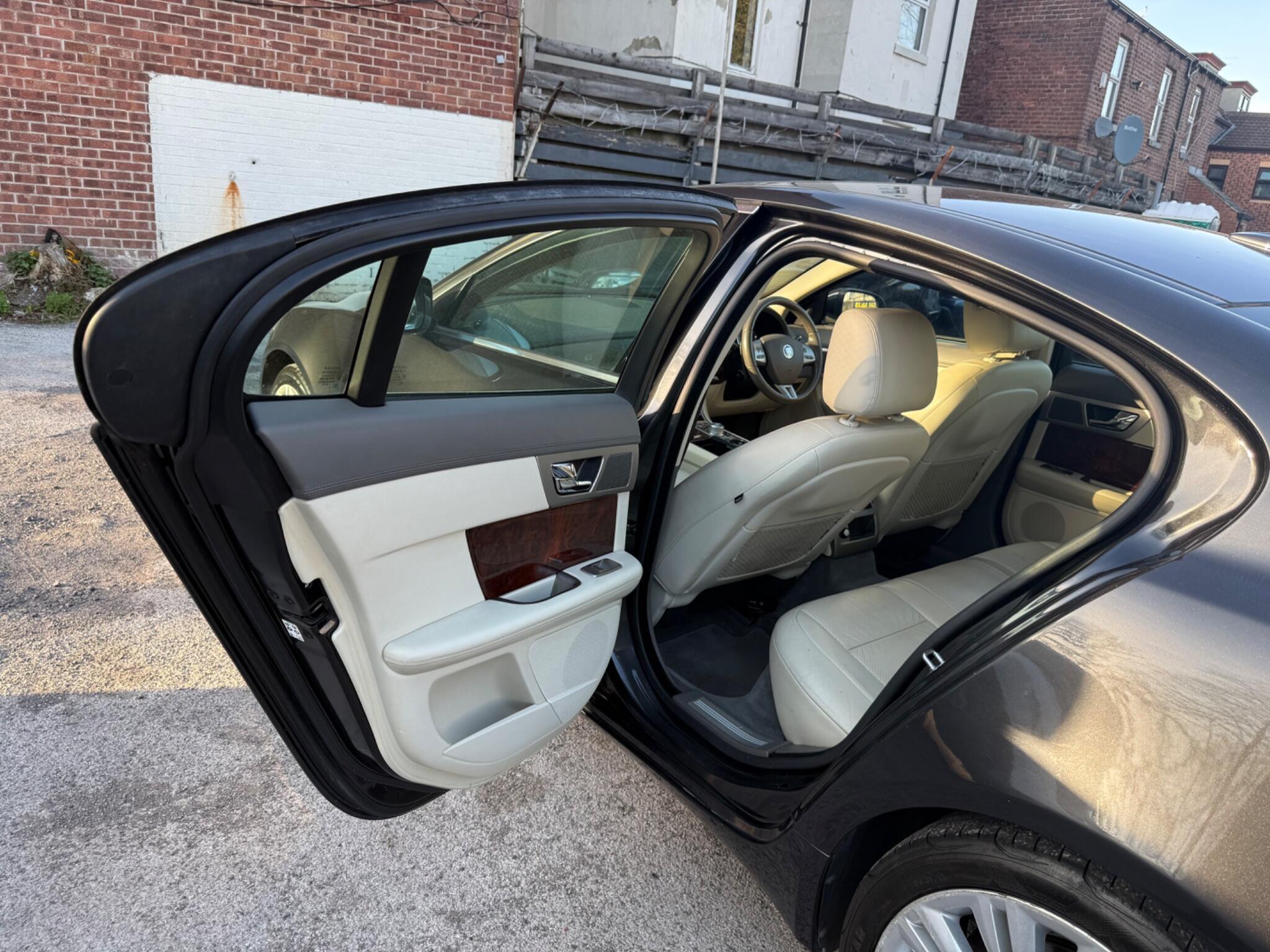 Jaguar XF - Image 27