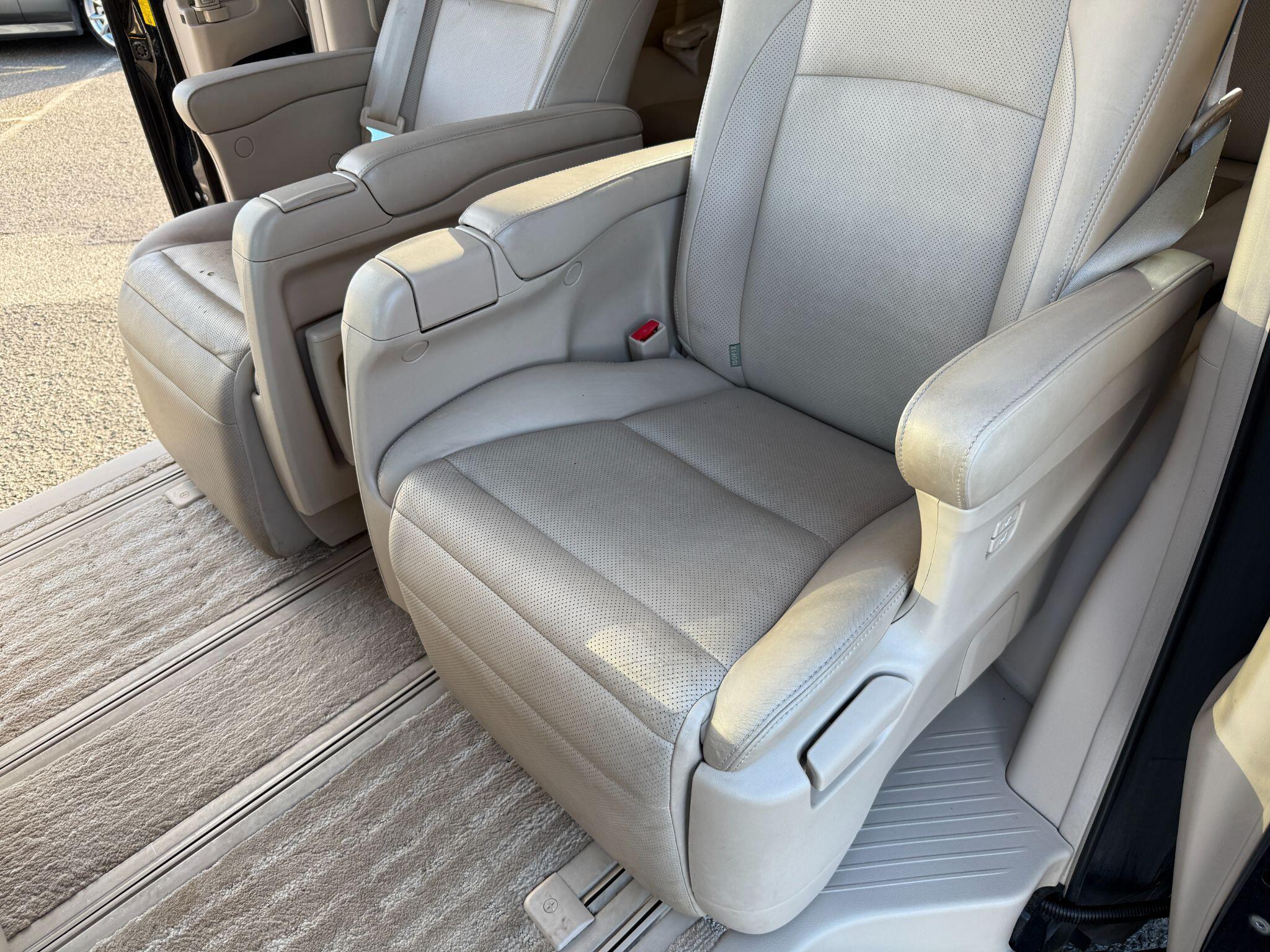 Toyota Alphard - Image 30