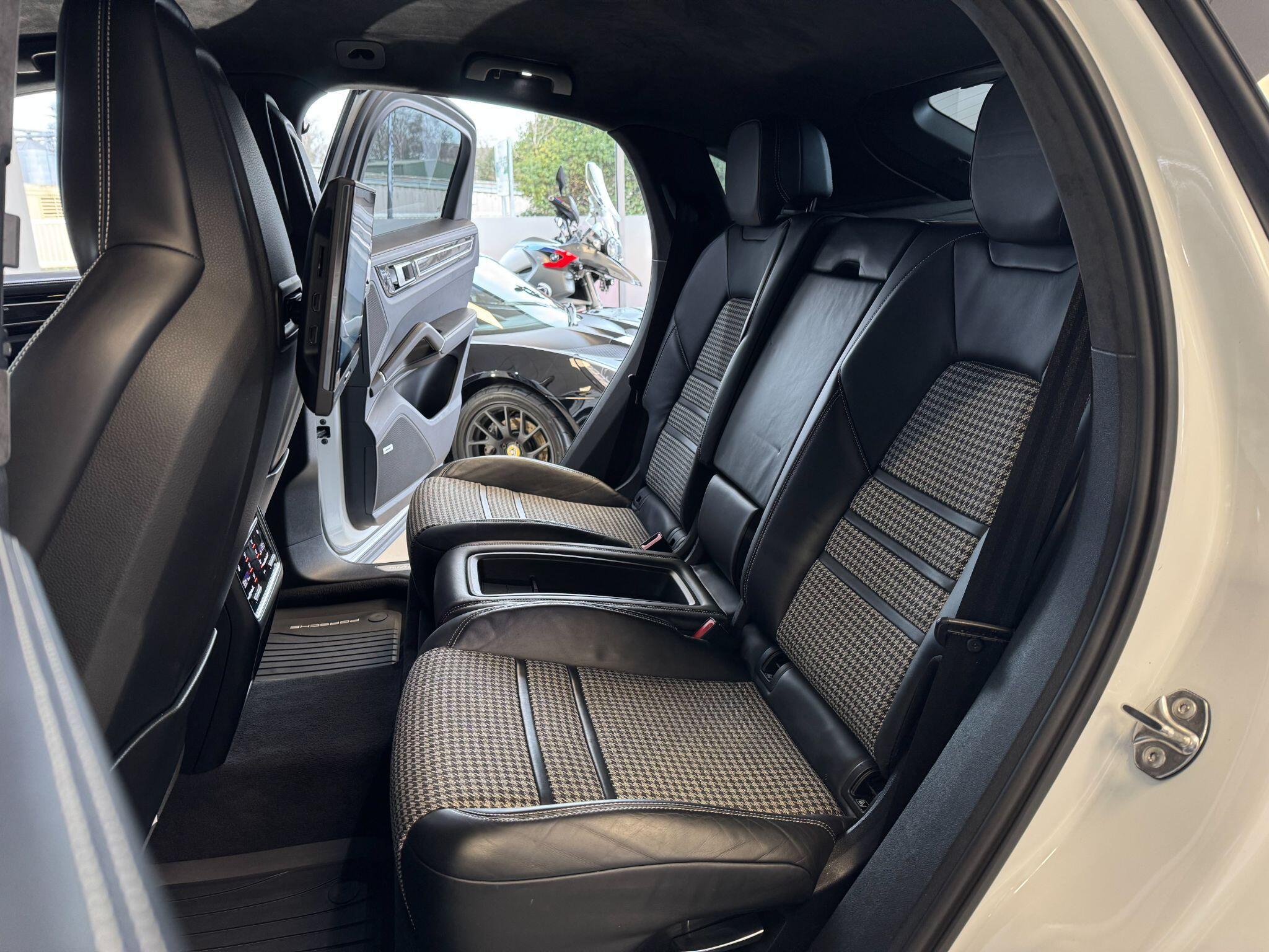Porsche Cayenne - Image 30