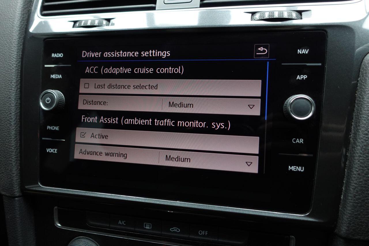 Volkswagen Golf - Image 30