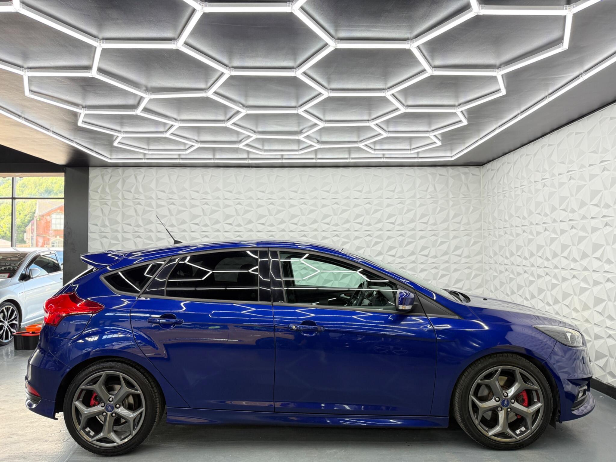Ford Focus - Image 14