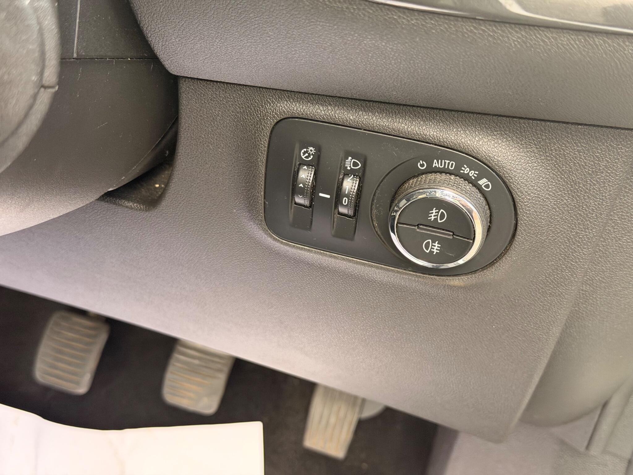 Vauxhall Corsa - Image 11