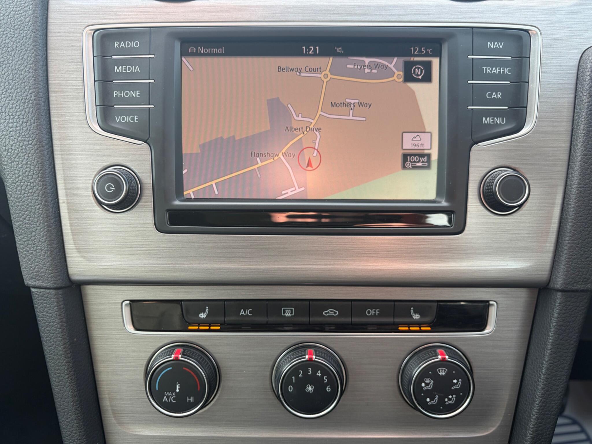 Volkswagen Golf - Image 30