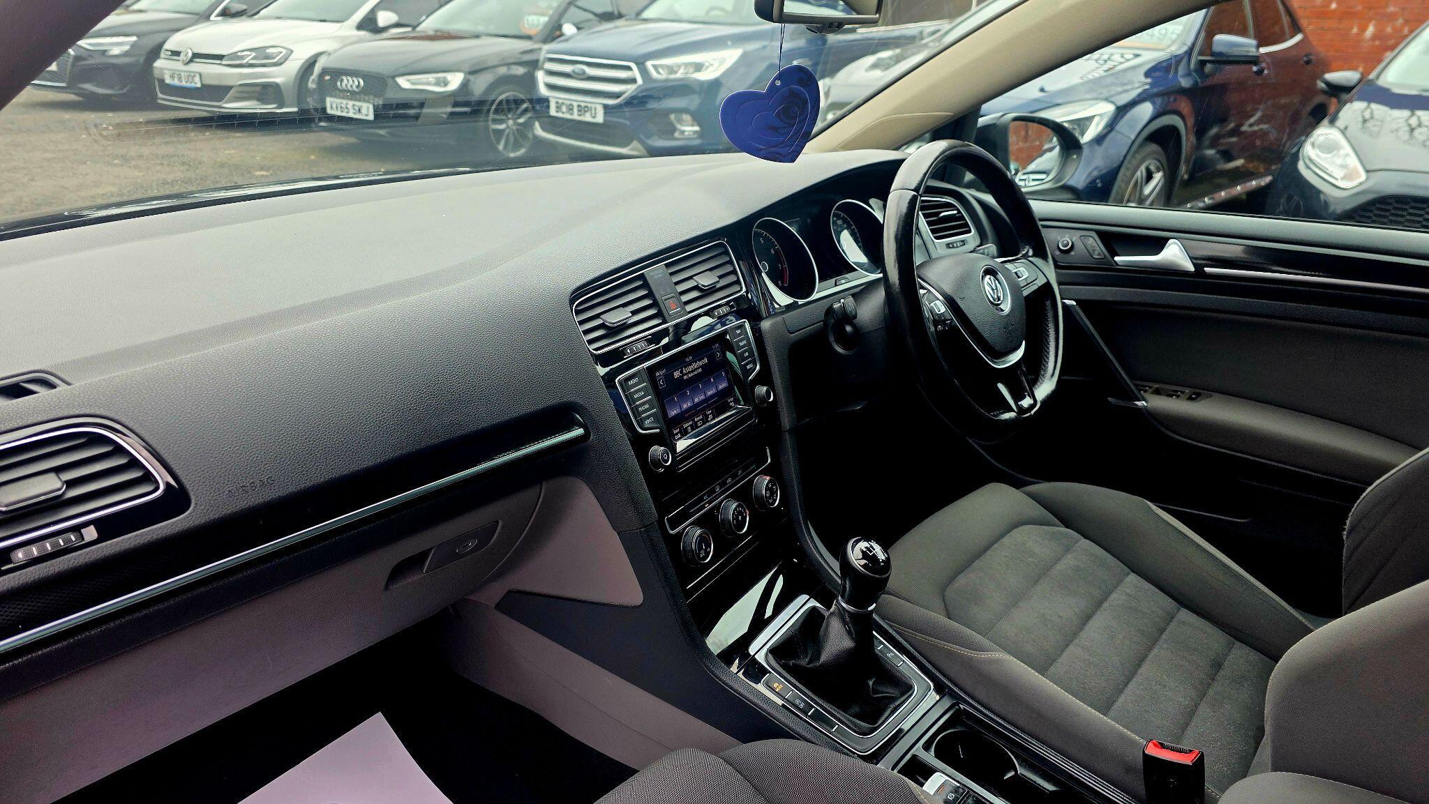 Volkswagen Golf - Image 13