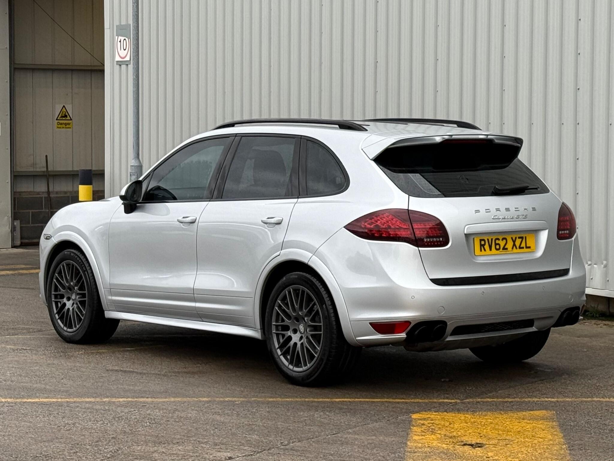 Porsche Cayenne - Image 13