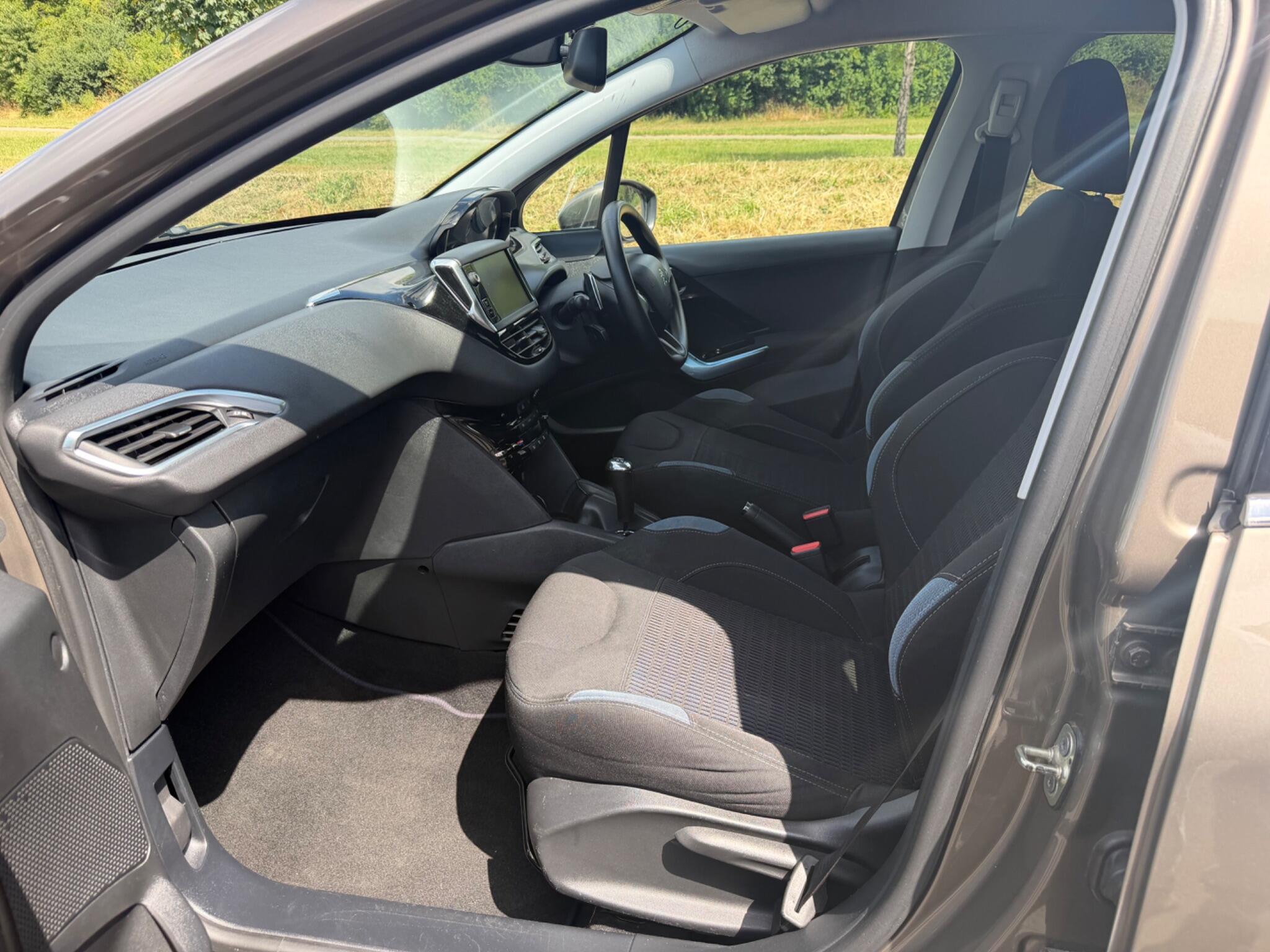 Peugeot 208 - Image 8