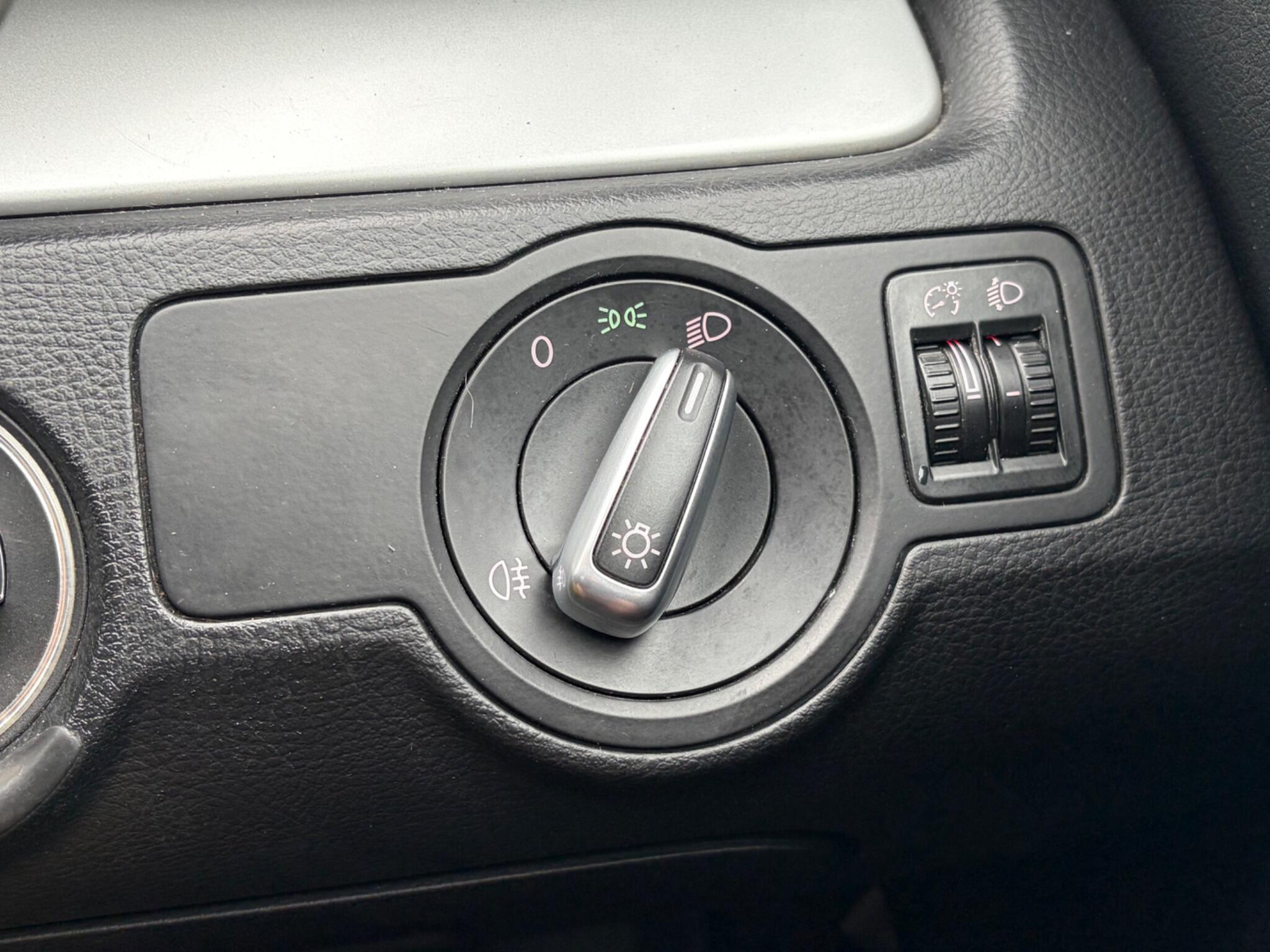 Volkswagen Passat - Image 29