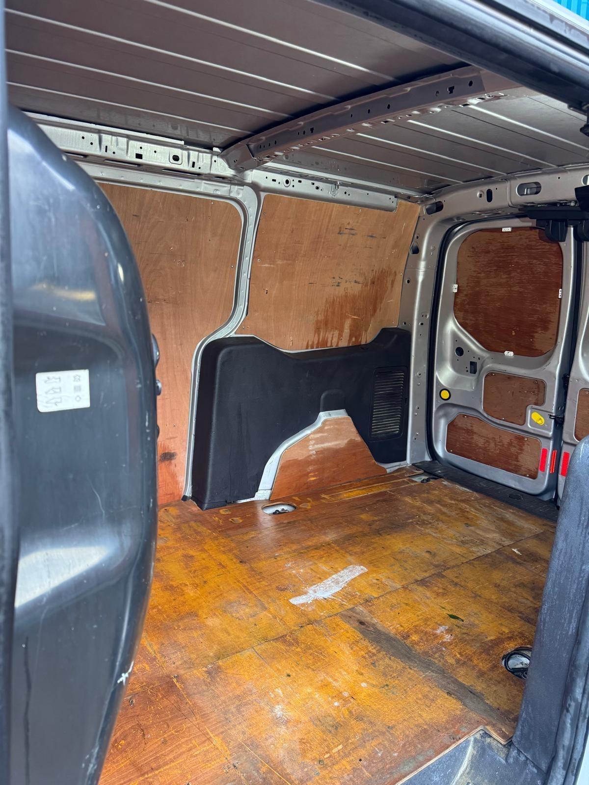Ford Transit Connect - Image 22