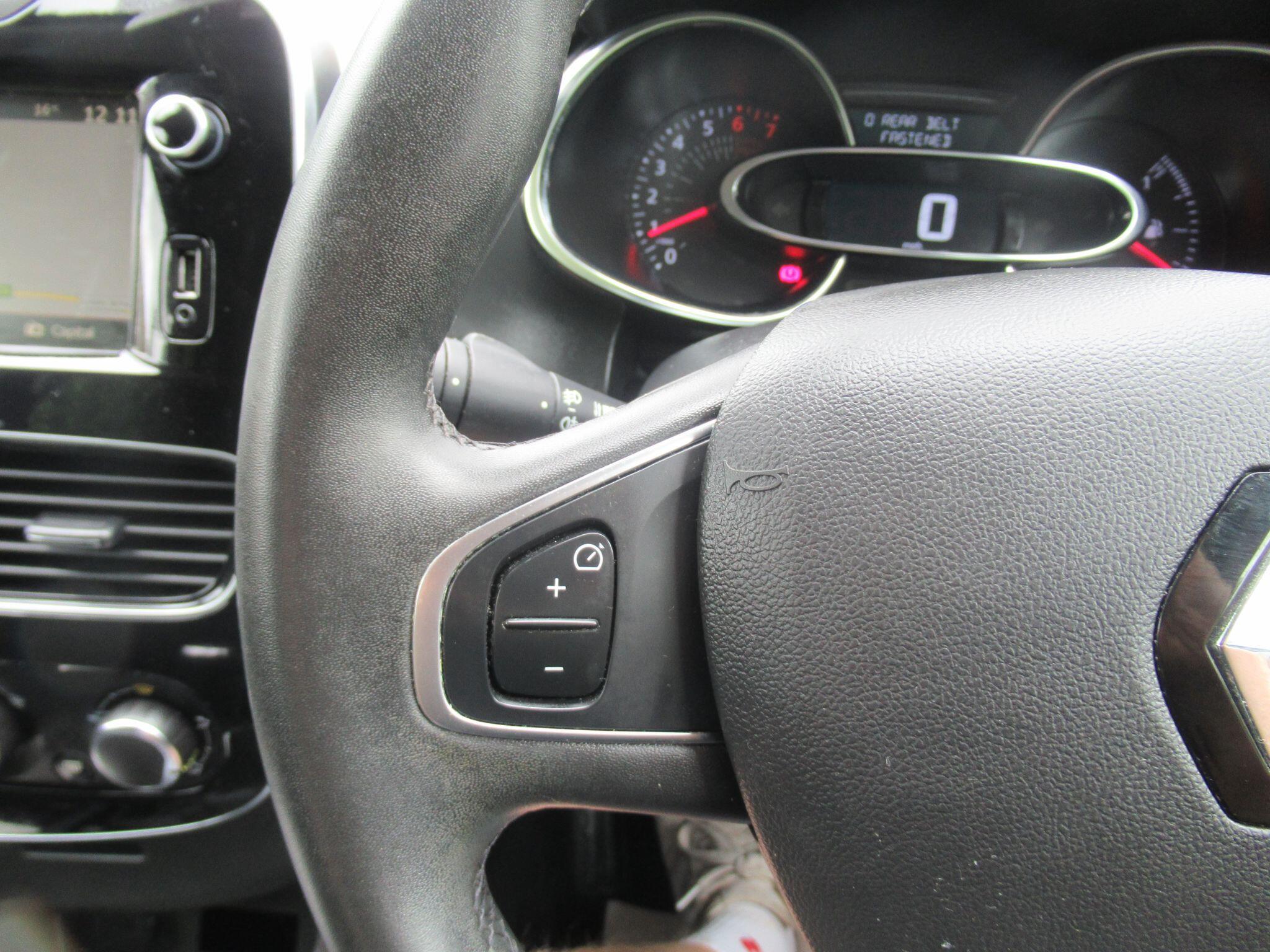 Renault Clio - Image 18