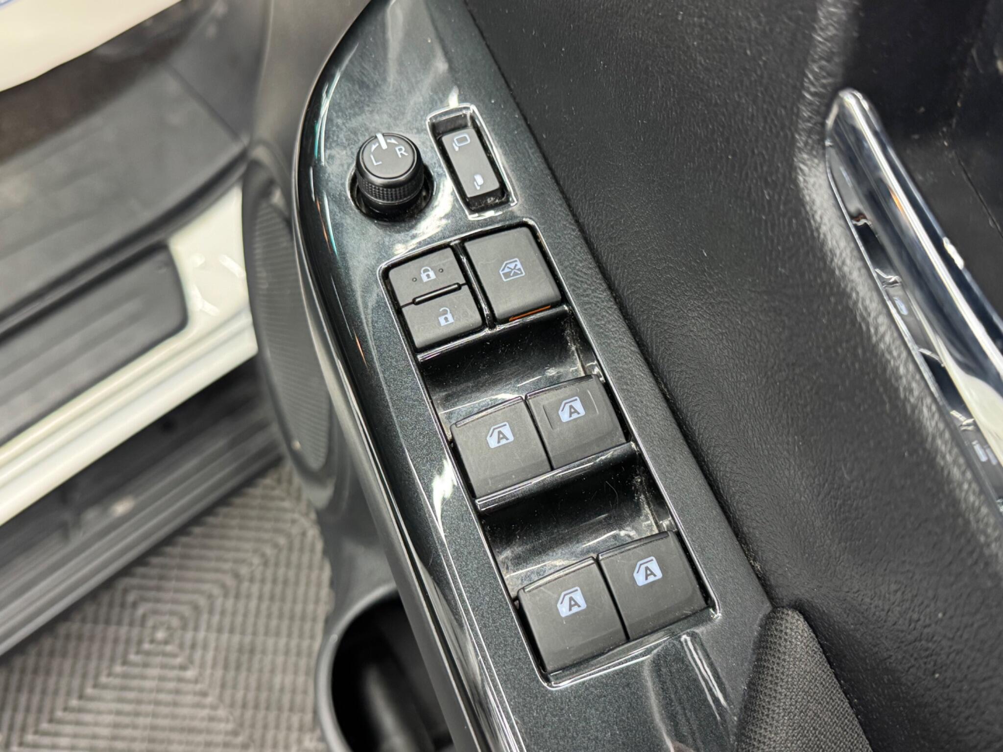 Toyota Hilux - Image 34