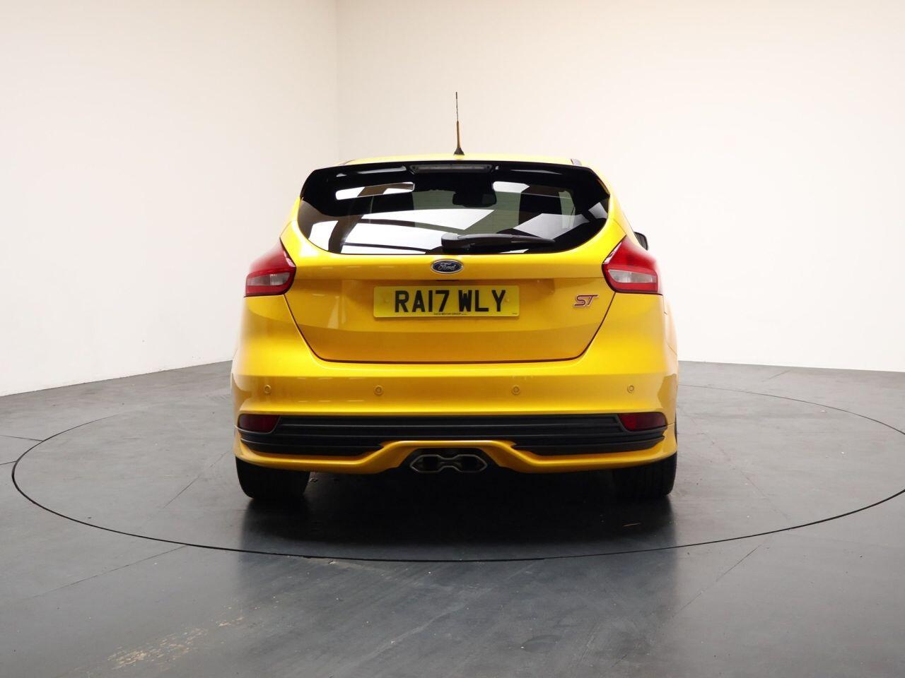 Ford Focus - Image 11