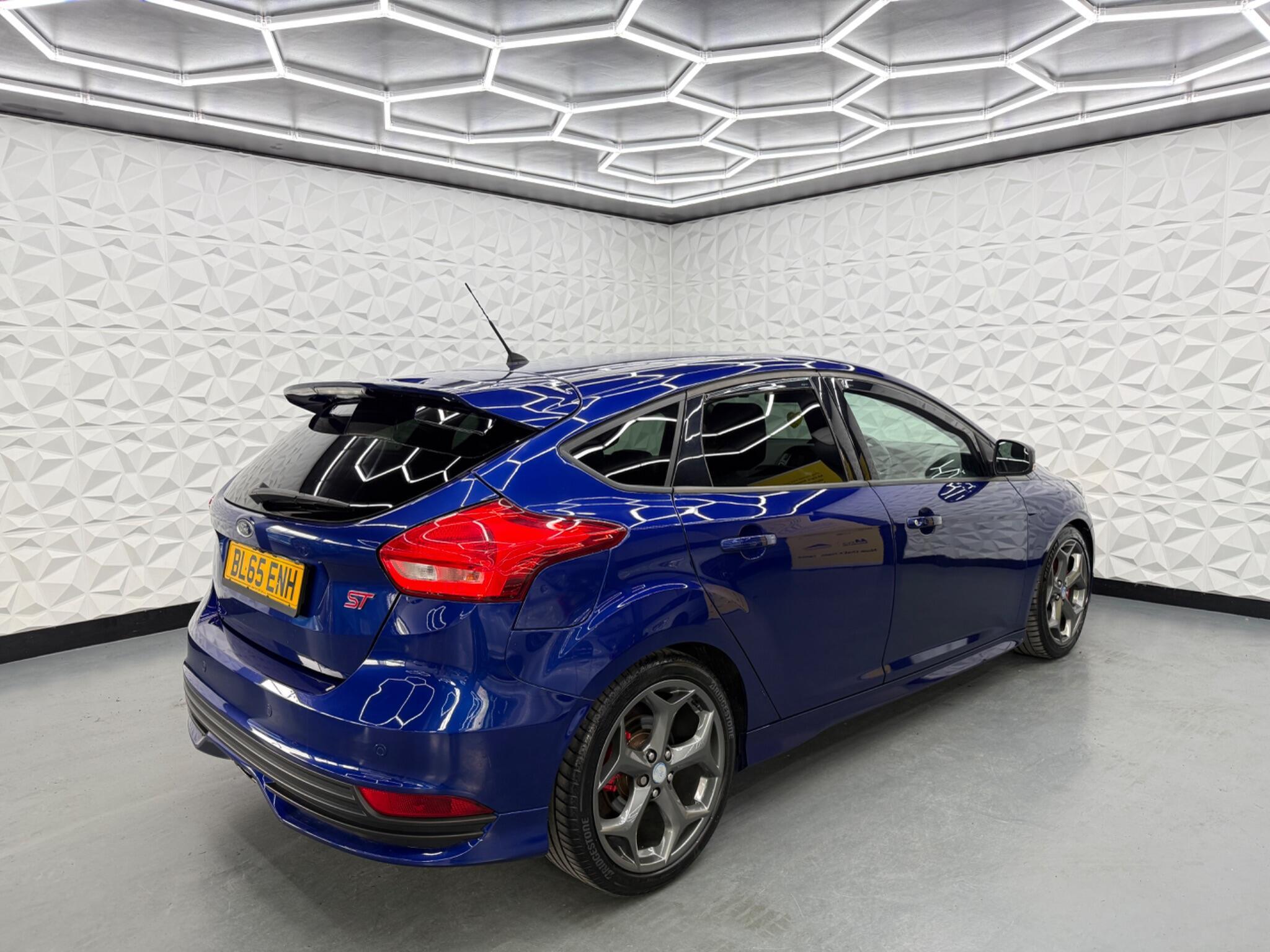 Ford Focus - Image 13
