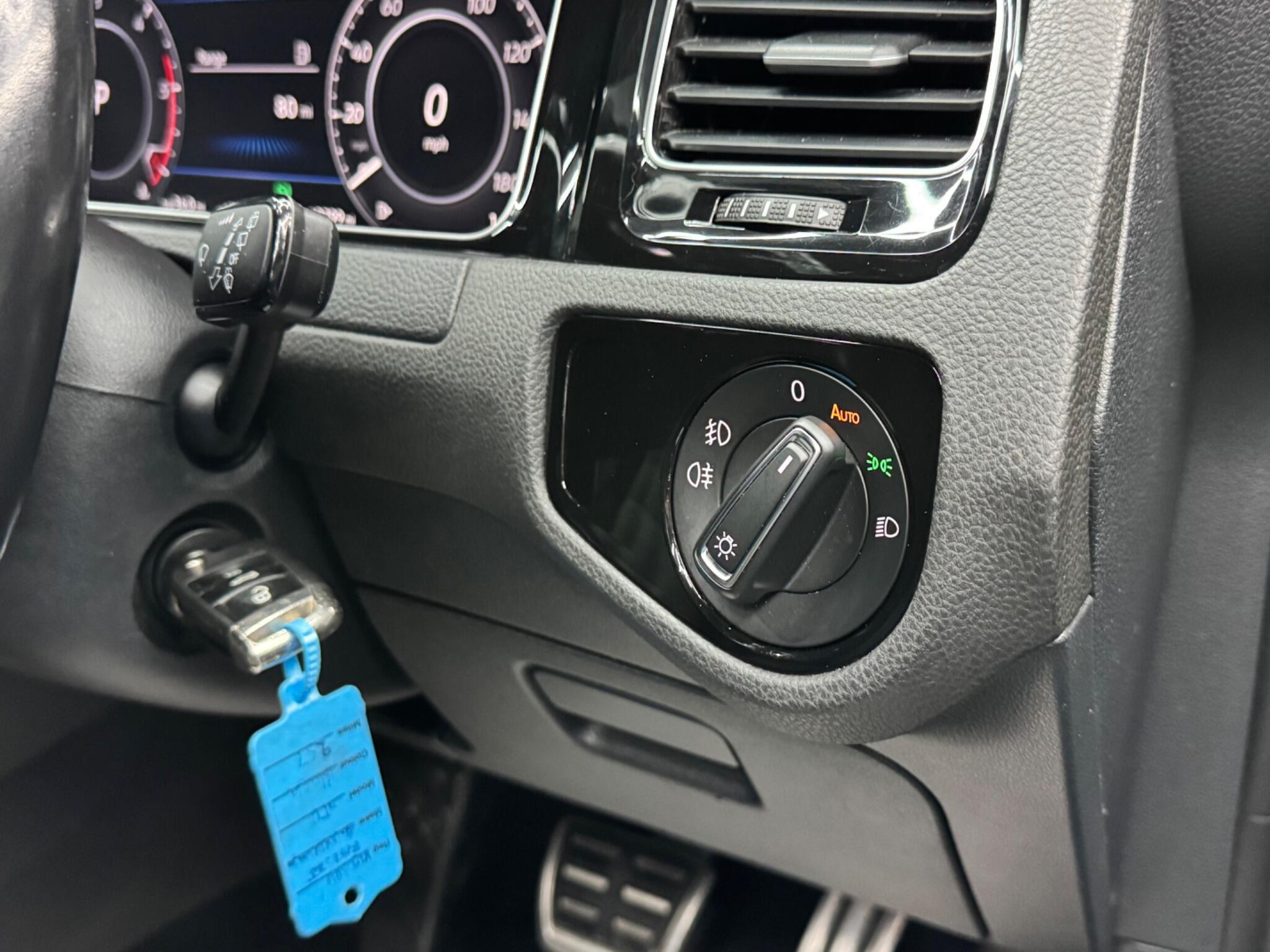 Volkswagen Golf - Image 22