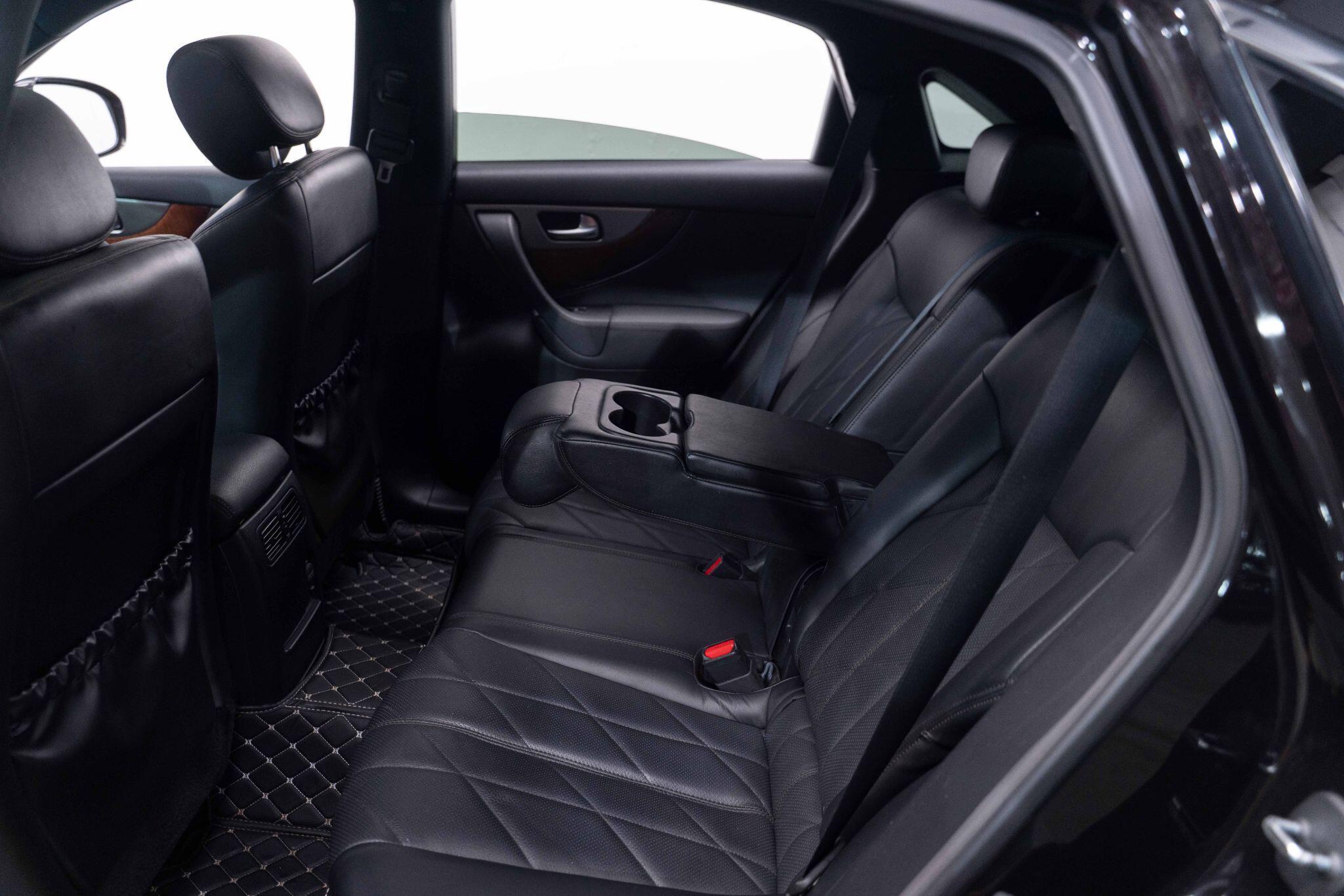 Infiniti QX70 - Image 12