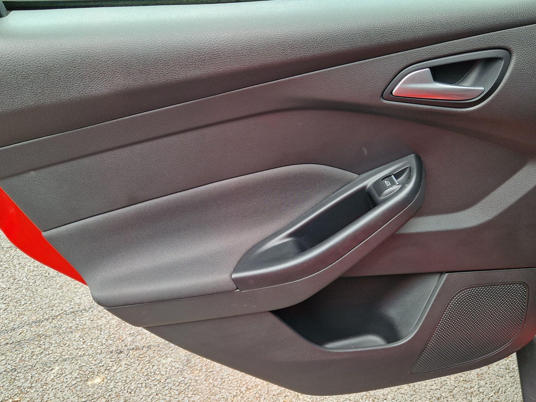 Ford Focus - Image 41