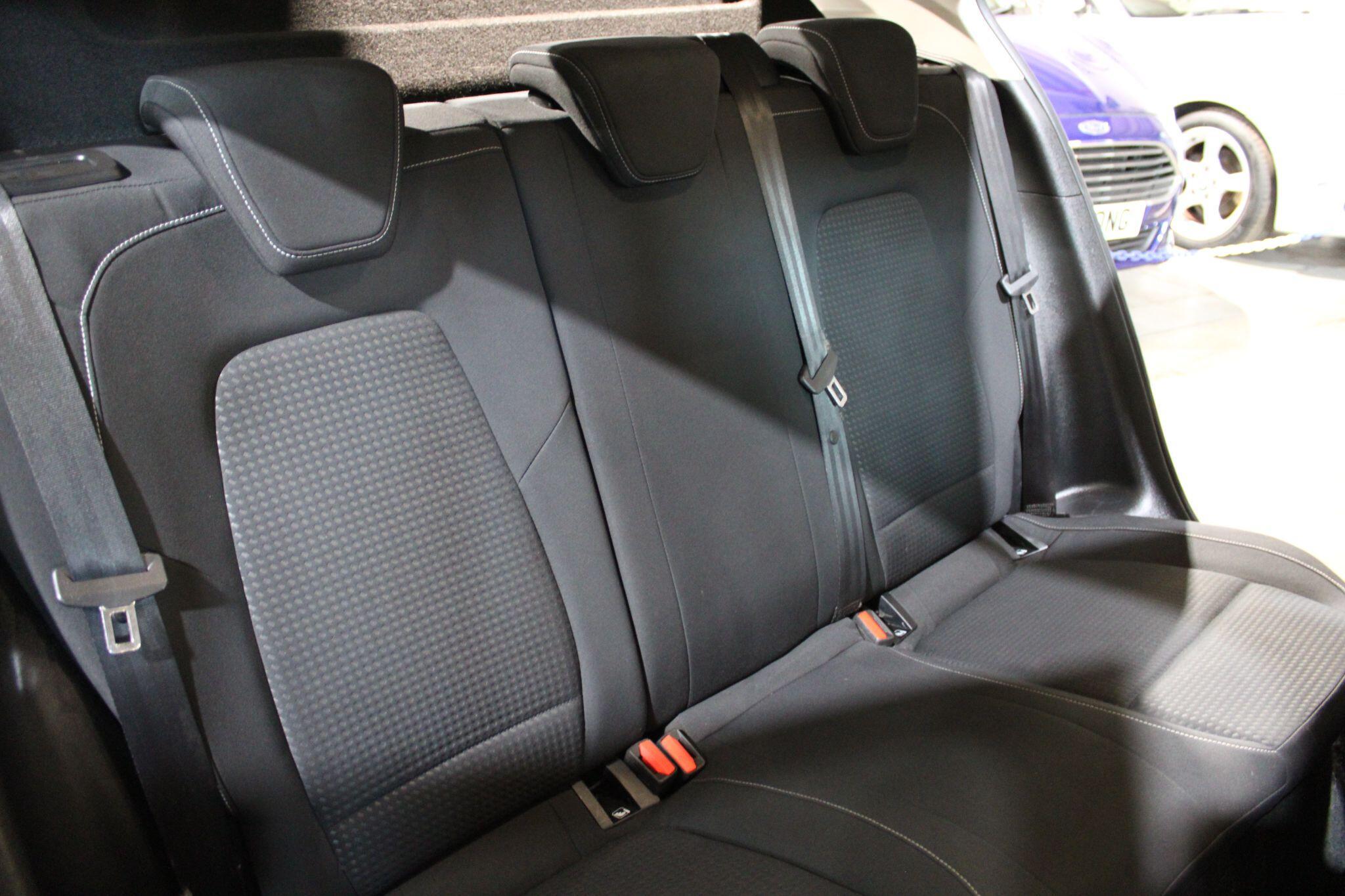 Ford Focus - Image 11