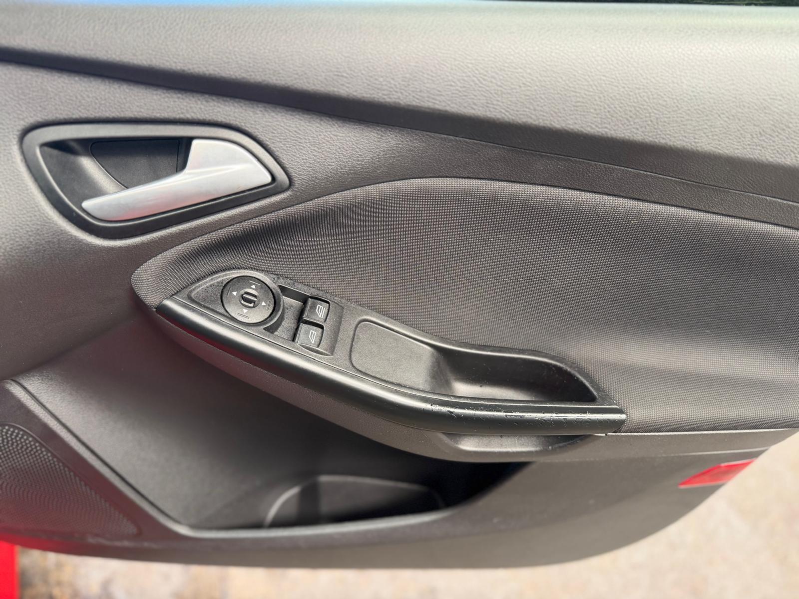 Ford Focus - Image 25