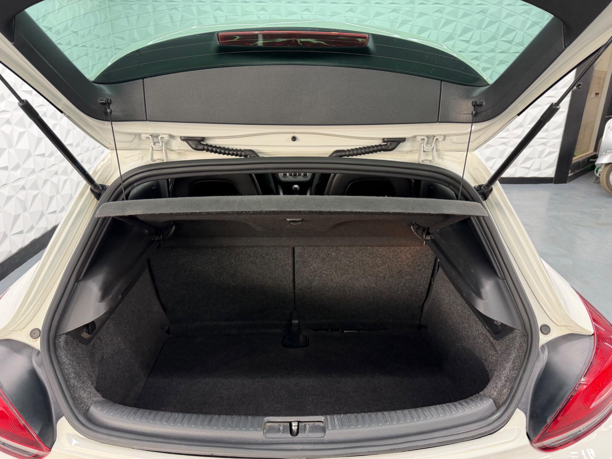 Volkswagen Scirocco - Image 14