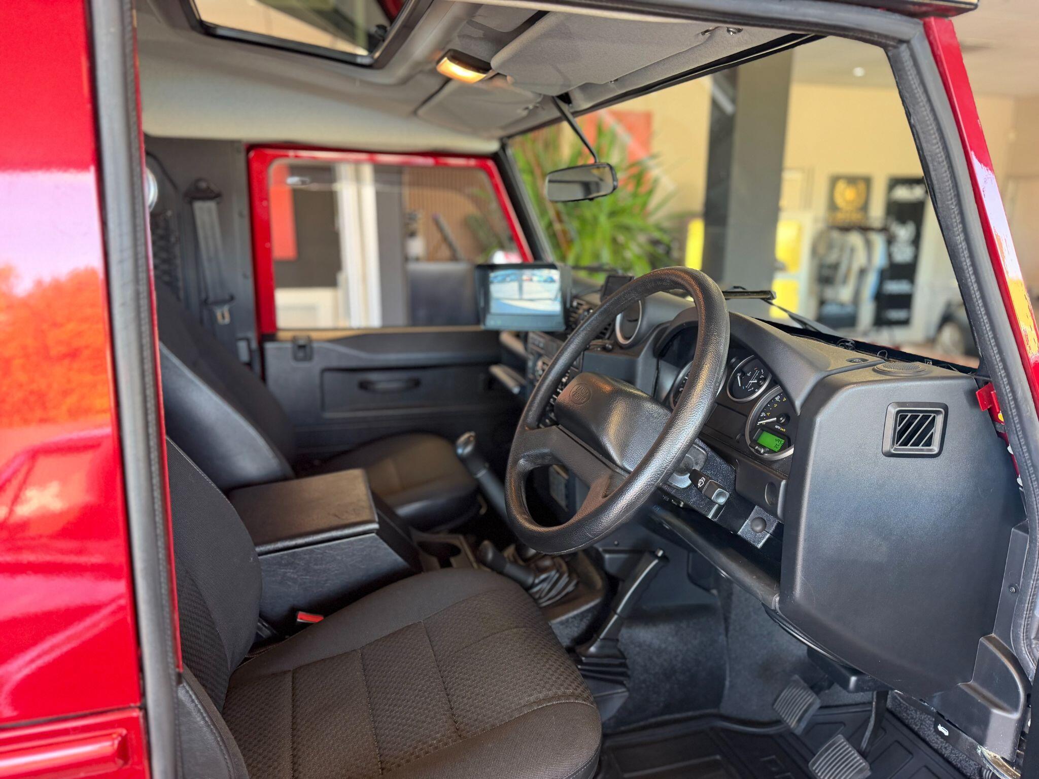 Land Rover Defender 90 - Image 2