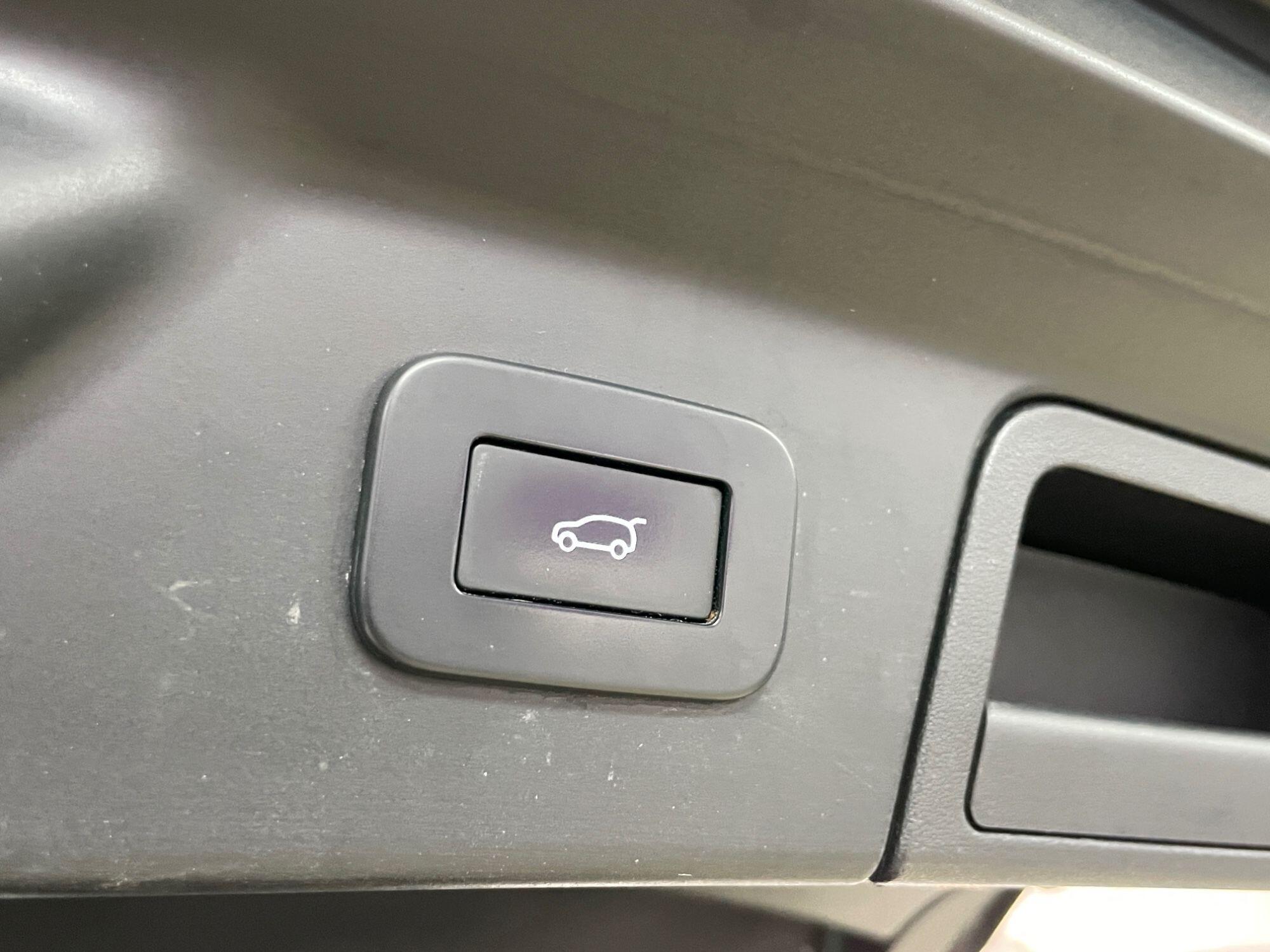 Land Rover Range Rover Velar - Image 19
