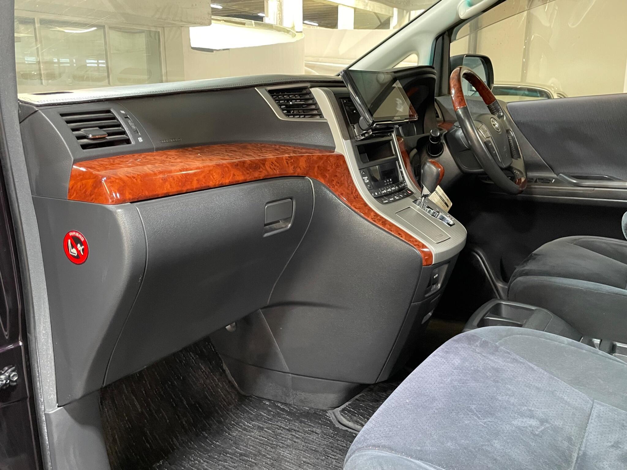 Toyota Vellfire - Image 12