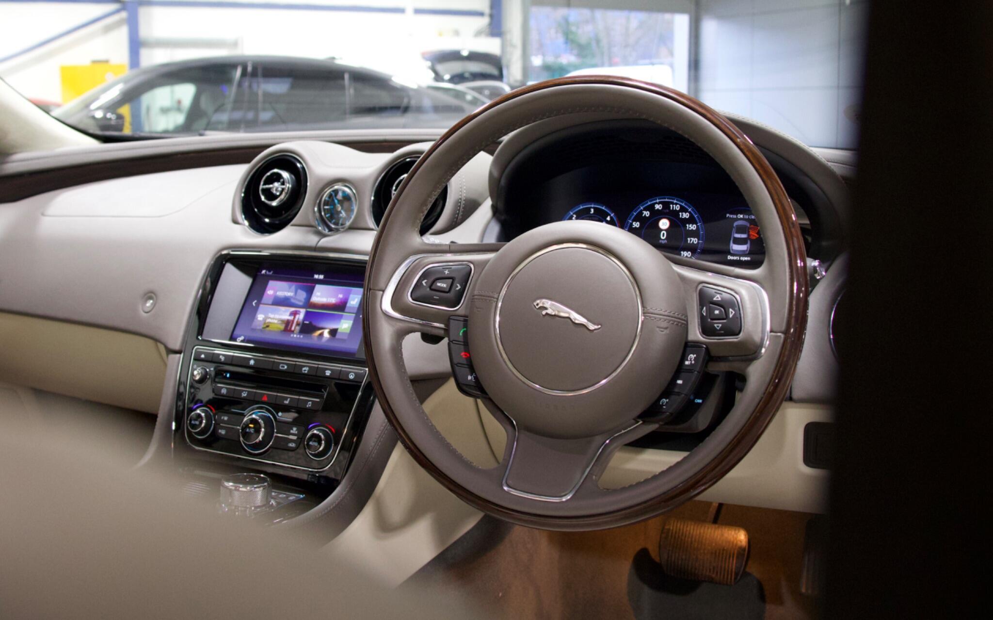 Jaguar XJ - Image 11