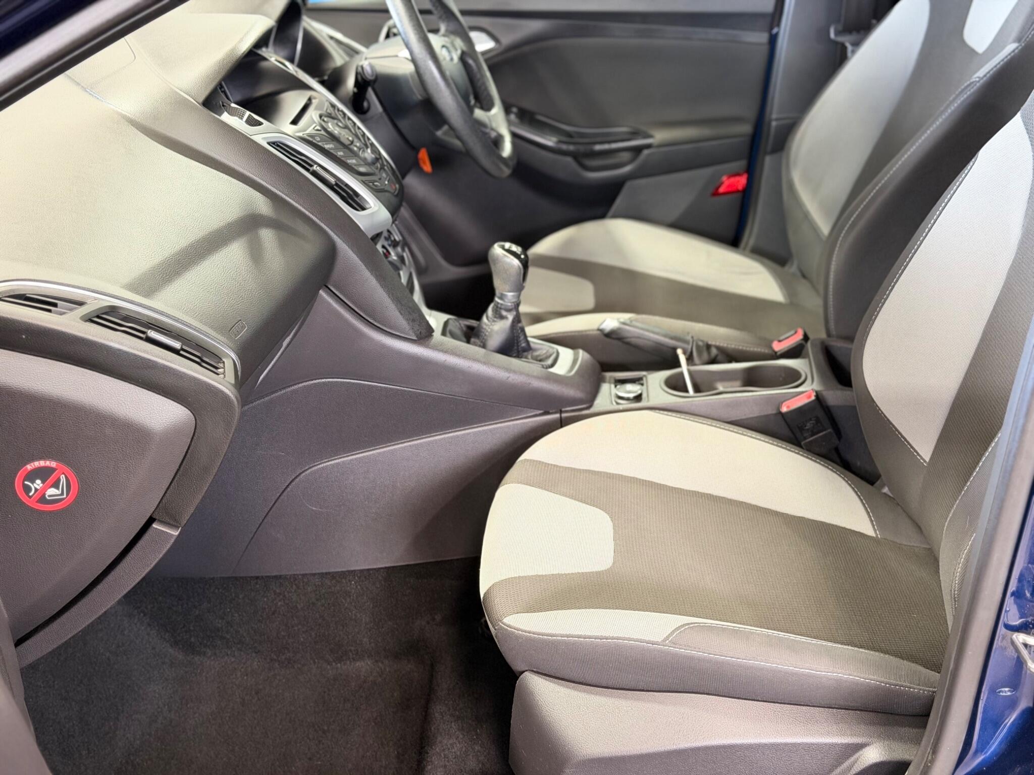 Ford Focus - Image 27