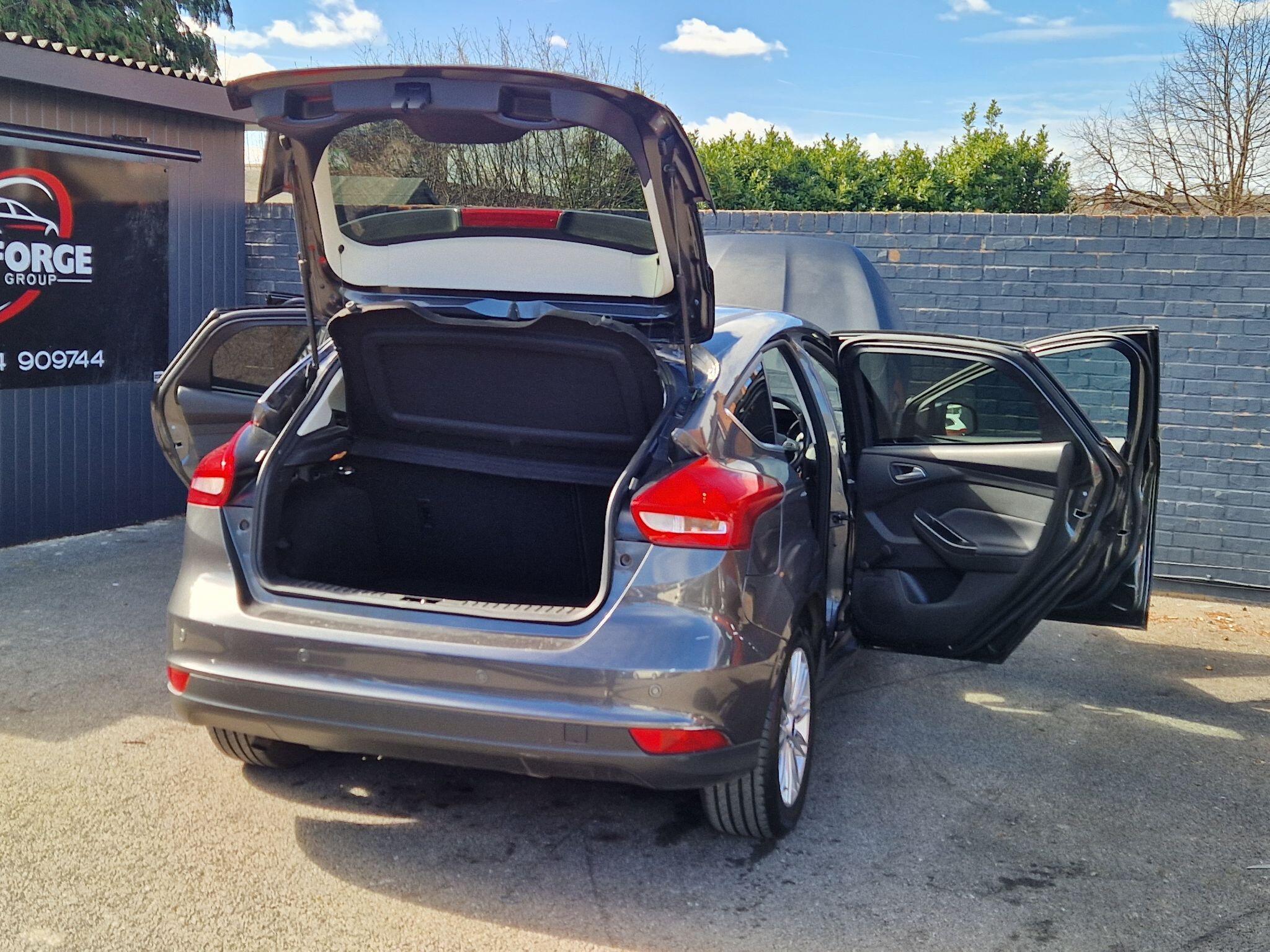 Ford Focus - Image 22