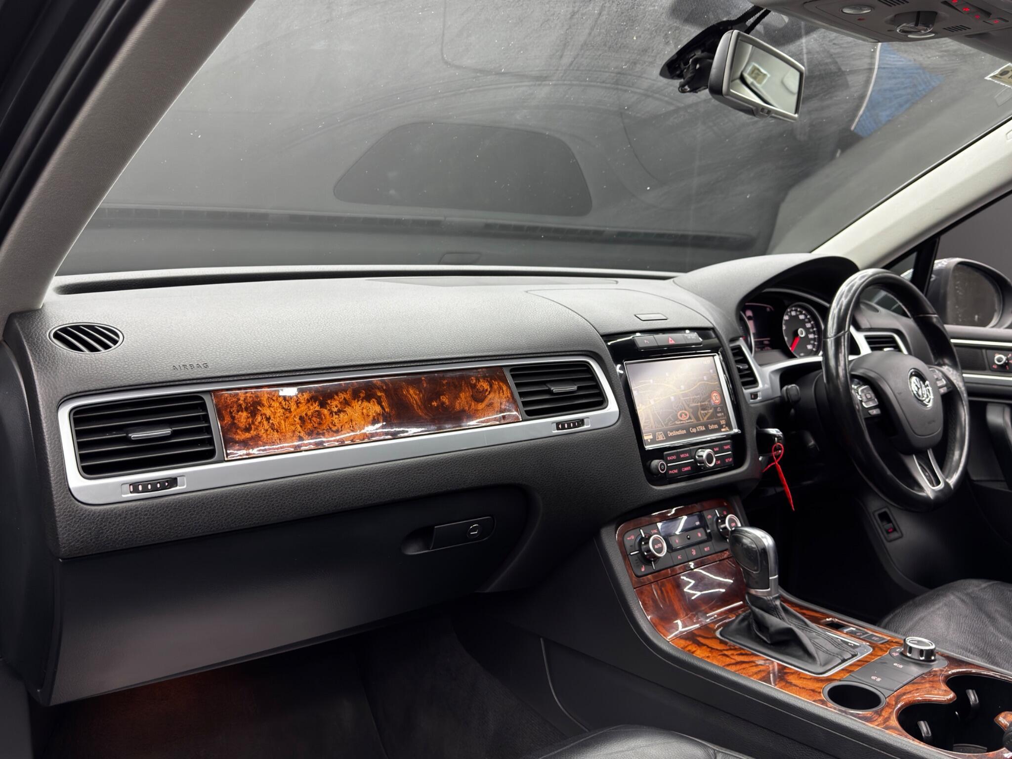 Volkswagen Touareg - Image 11